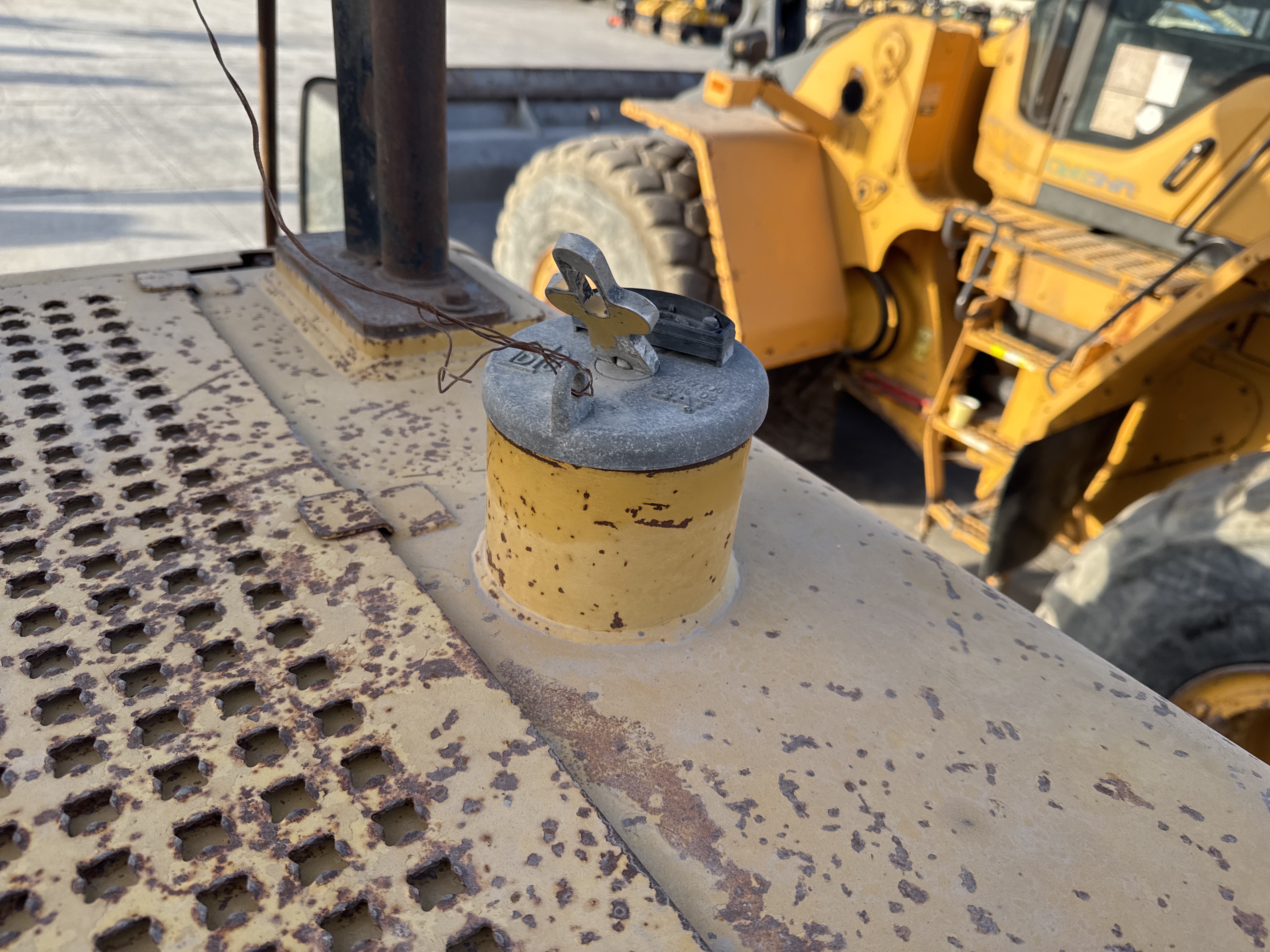 LEX-006-Cat-345B-LME-Series-II-Large-excavators-inspection-Hydraulics-Hydraulic-Tank-2