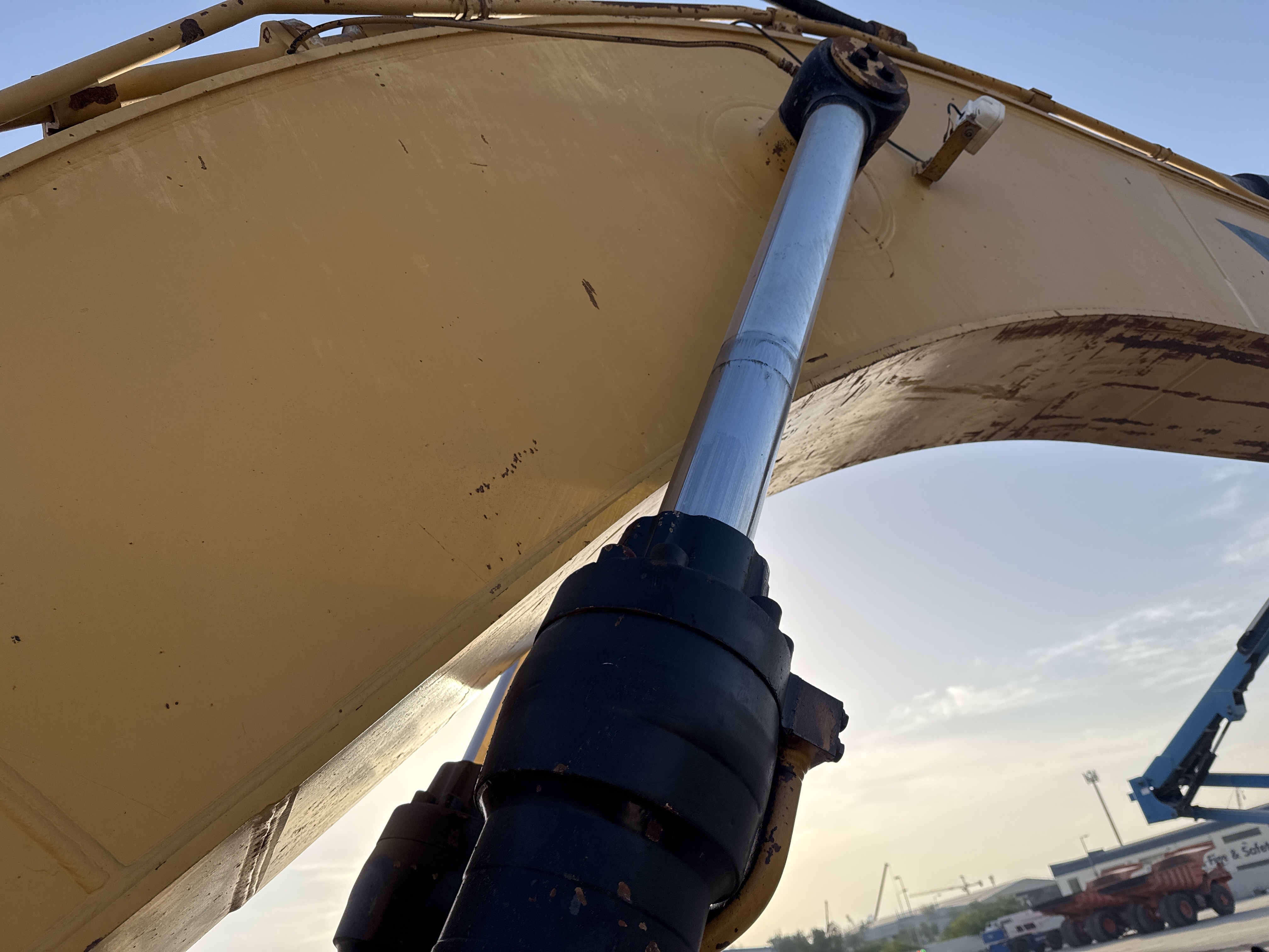 LEX-006-Cat-345B-LME-Series-II-Large-excavators-inspection-Hydraulics-Boom-lift-cylinder-3