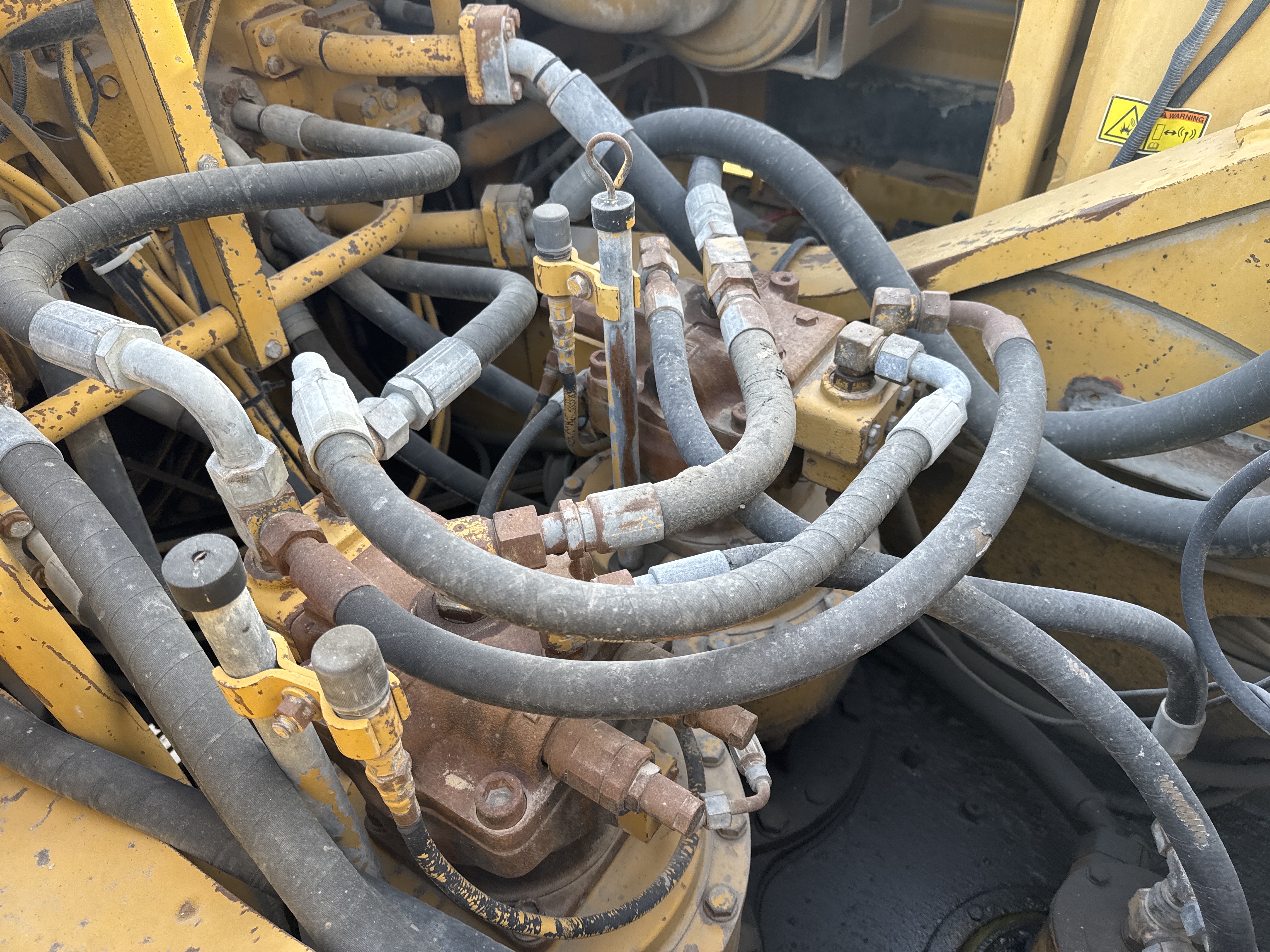 LEX-006-Cat-345B-LME-Series-II-Large-excavators-inspection-Hydraulics-Hydraulic-hoses-and-lines-2