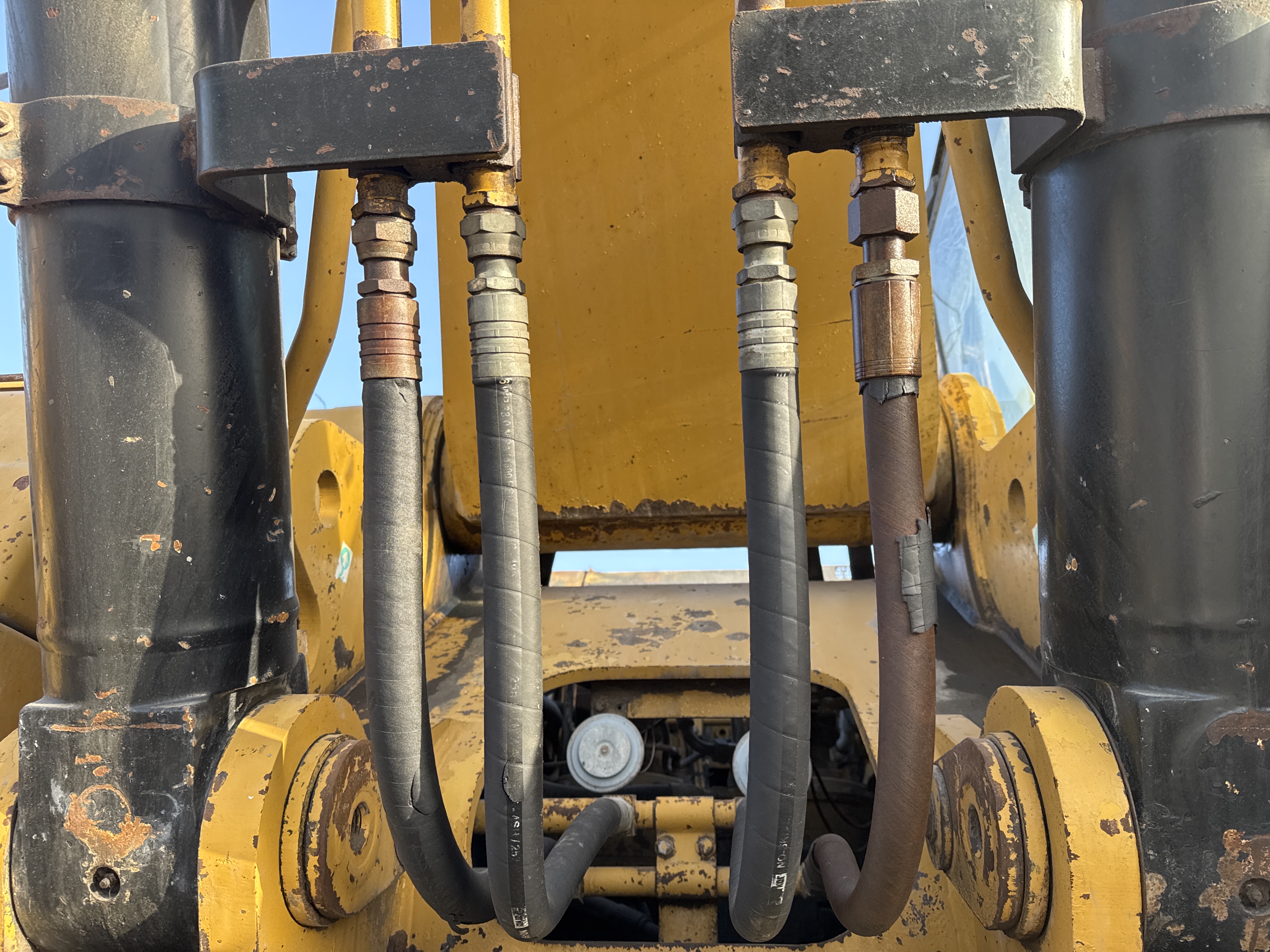 LEX-006-Cat-345B-LME-Series-II-Large-excavators-inspection-Hydraulics-Hydraulic-hoses-and-lines-2