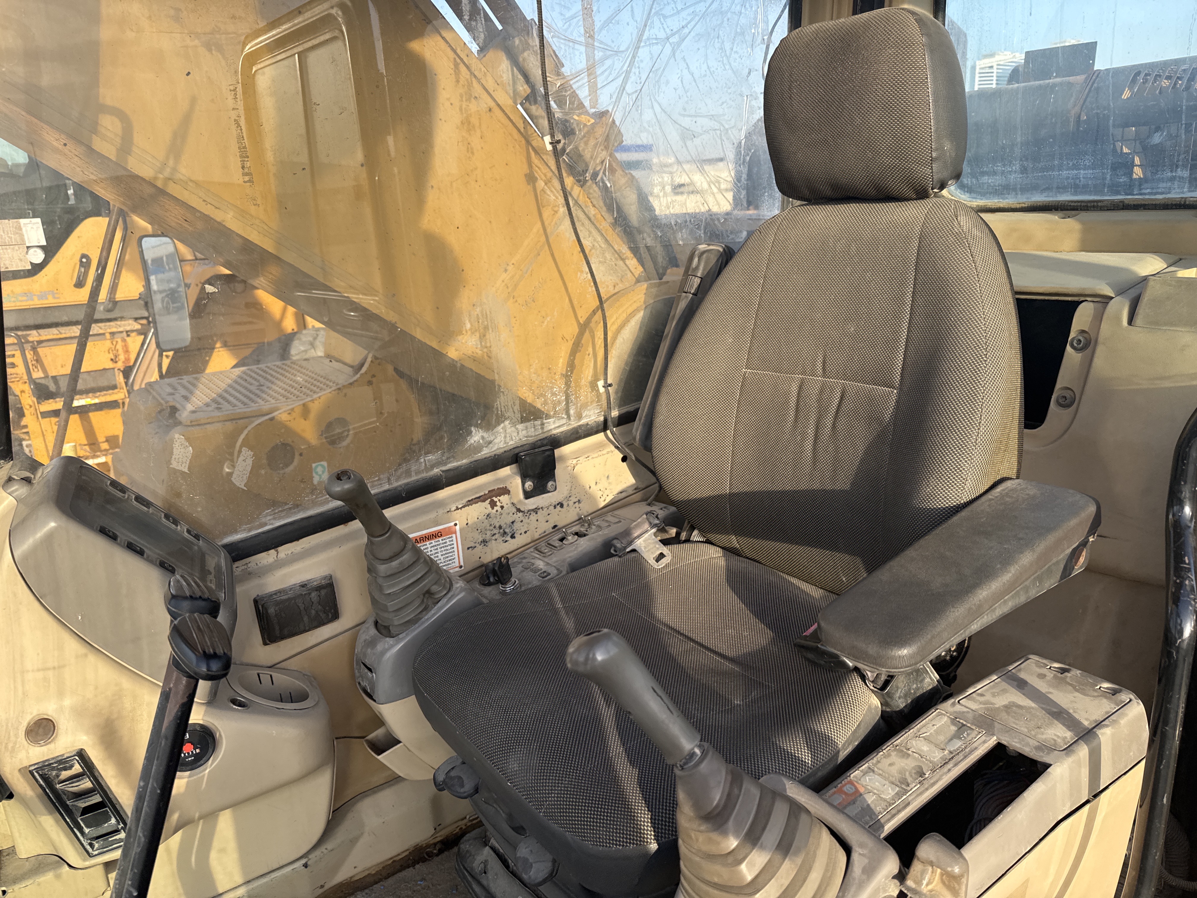 LEX-006-Cat-345B-LME-Series-II-Large-excavators-inspection-Cabin-Seats/armrests-2