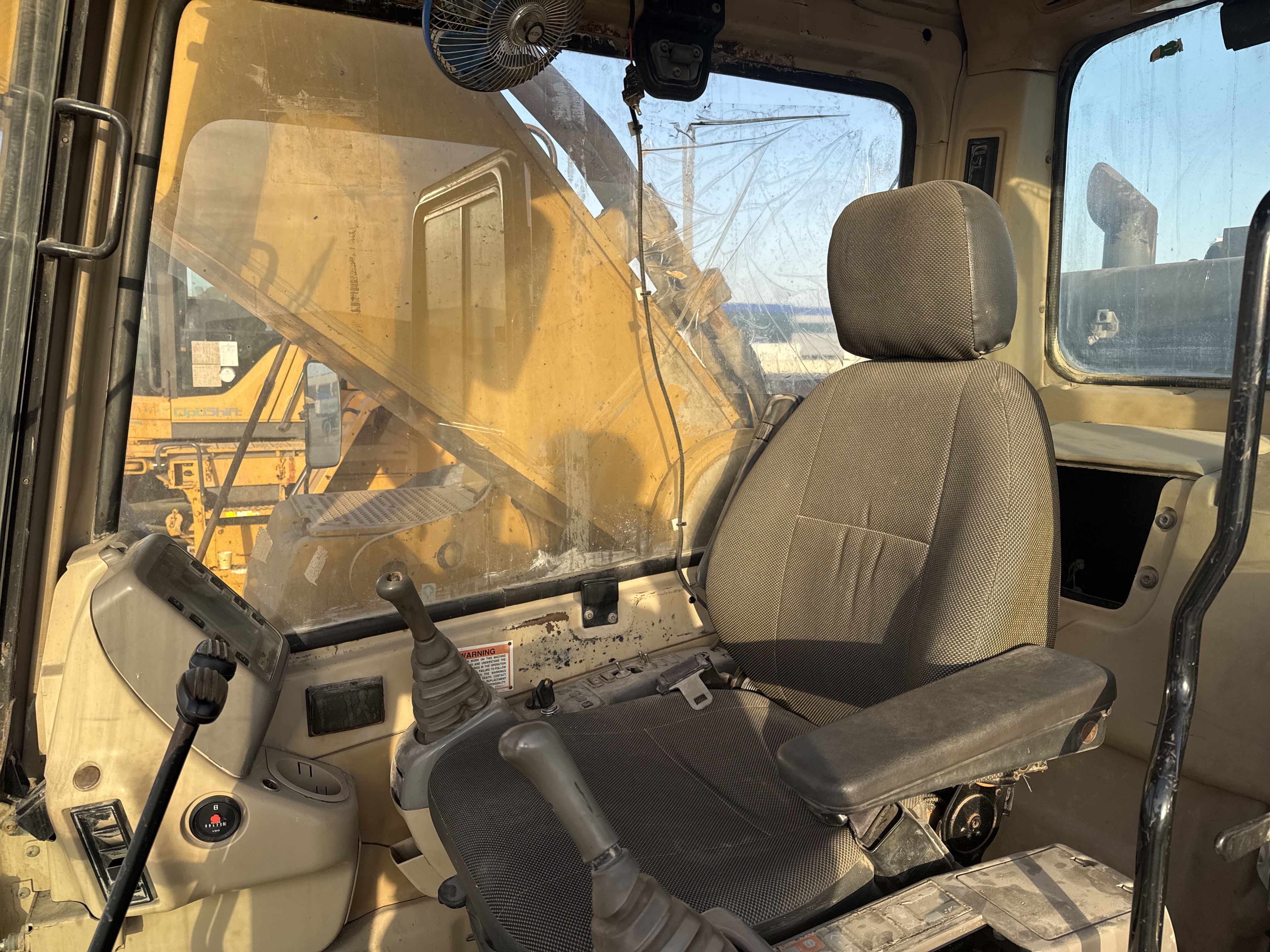 LEX-006-Cat-345B-LME-Series-II-Large-excavators-inspection-Cabin-Seats/armrests-2