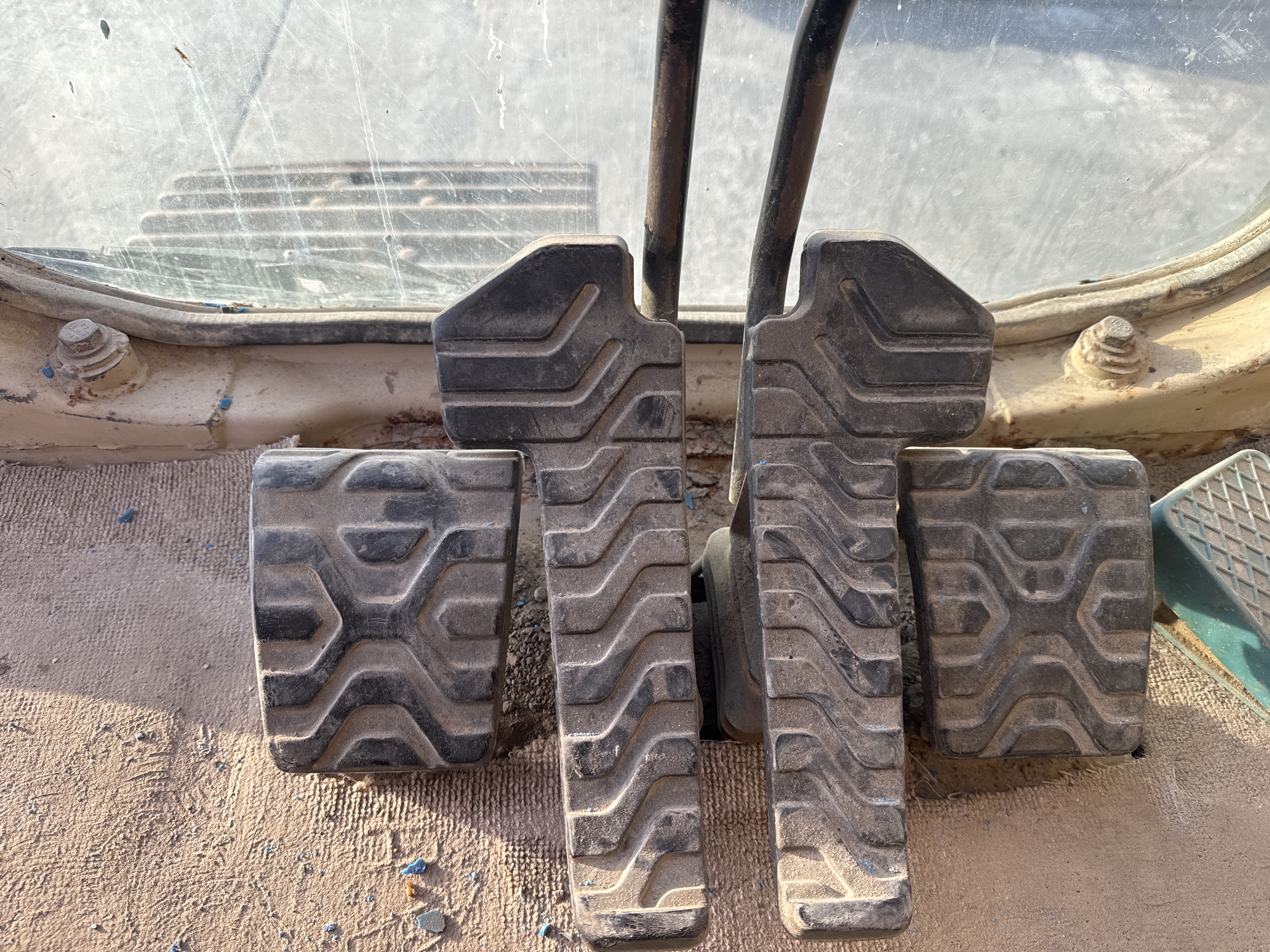 LEX-006-Cat-345B-LME-Series-II-Large-excavators-inspection-Cabin-Pedals-2