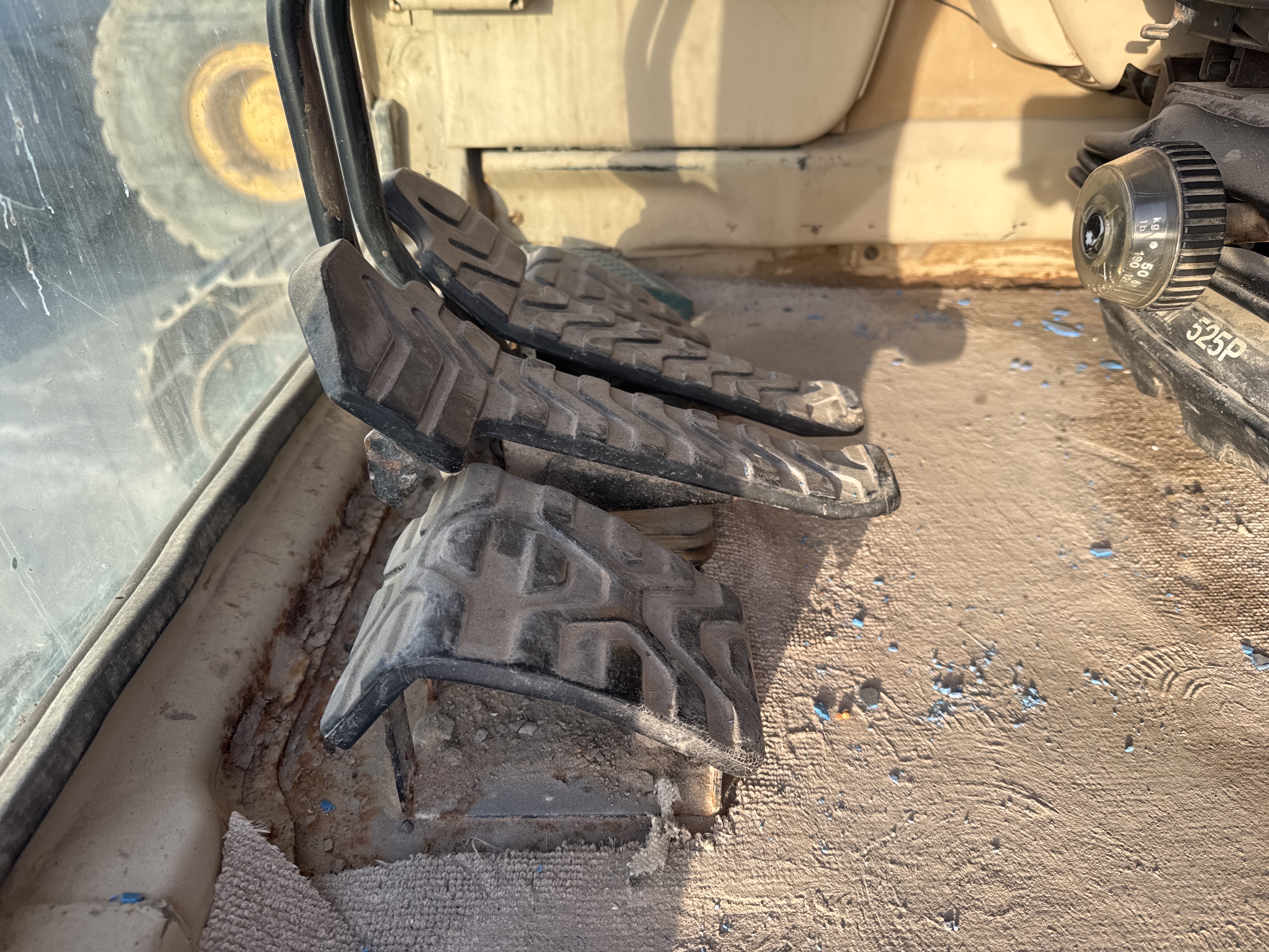 LEX-006-Cat-345B-LME-Series-II-Large-excavators-inspection-Cabin-Pedals-2