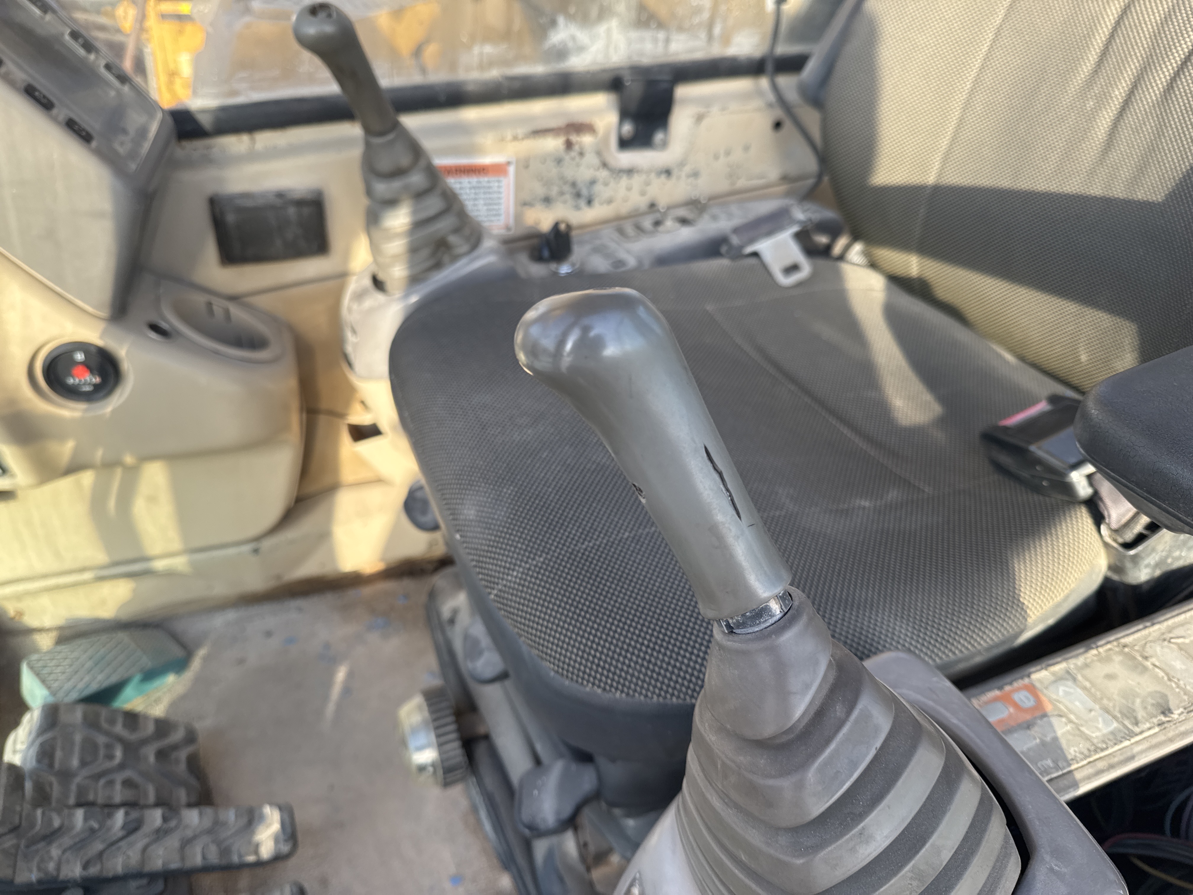LEX-006-Cat-345B-LME-Series-II-Large-excavators-inspection-Cabin-Joysticks-2