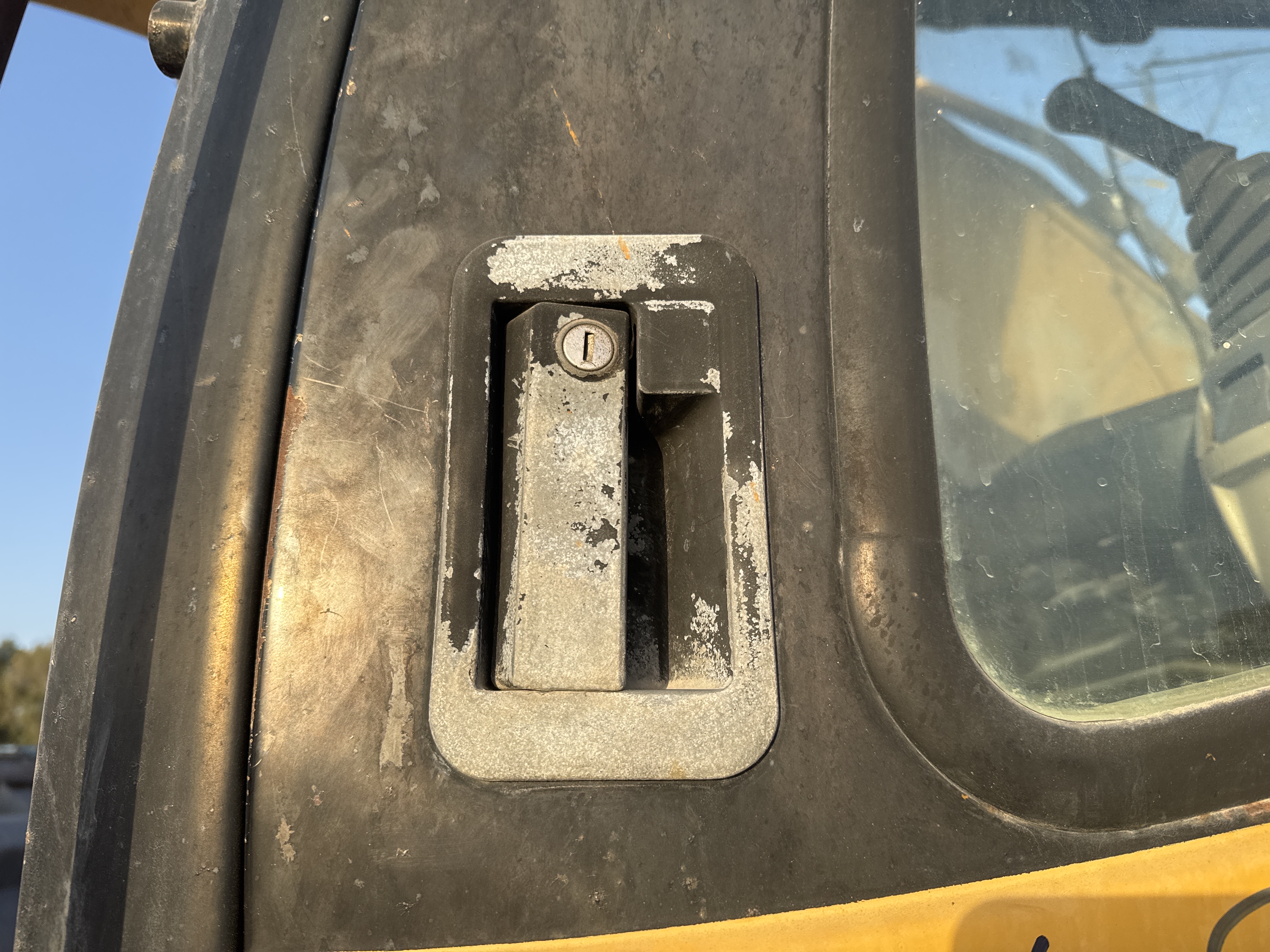 LEX-006-Cat-345B-LME-Series-II-Large-excavators-inspection-Cabin-Door-handles-2