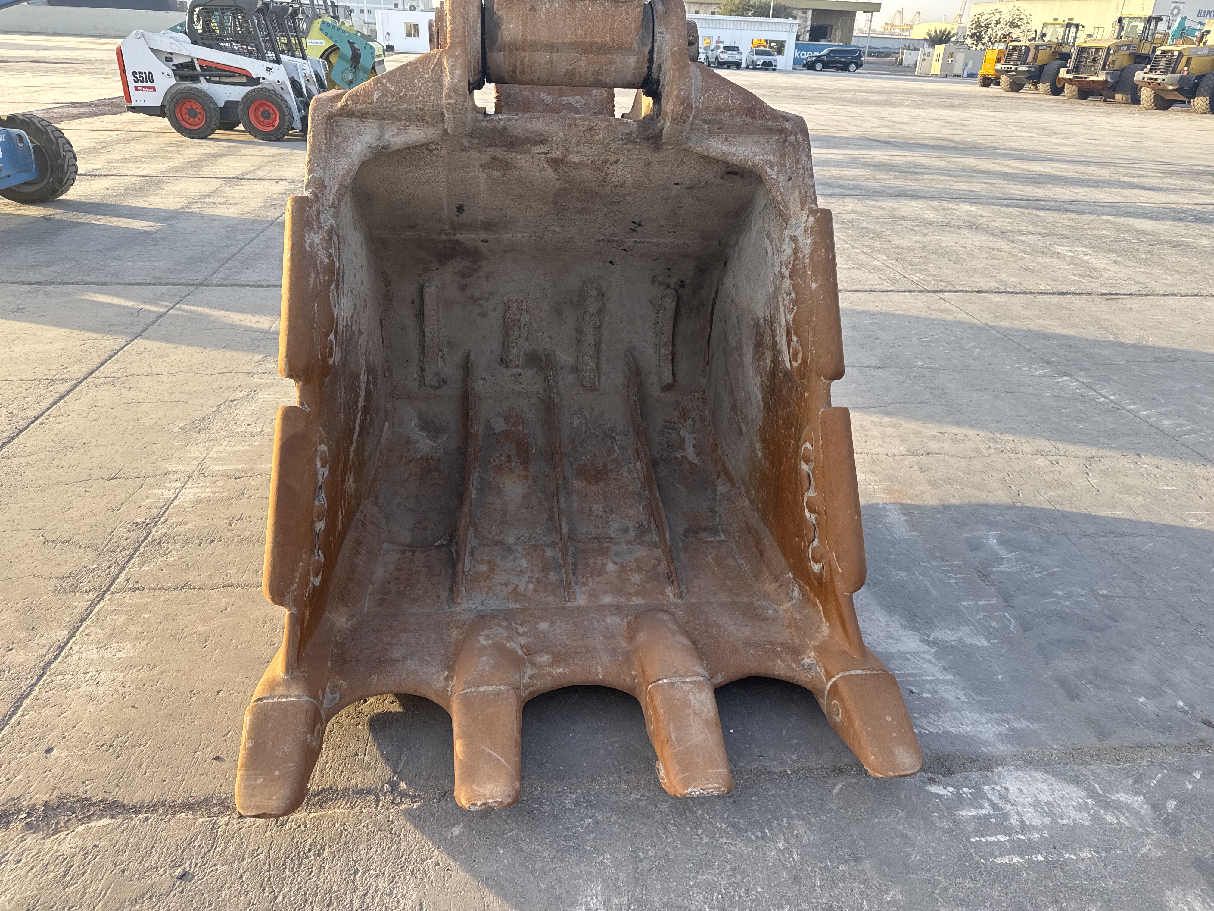 LEX-006-Cat-345B-LME-Series-II-Large-excavators-inspection-Attachment-Excavator-bucket-2