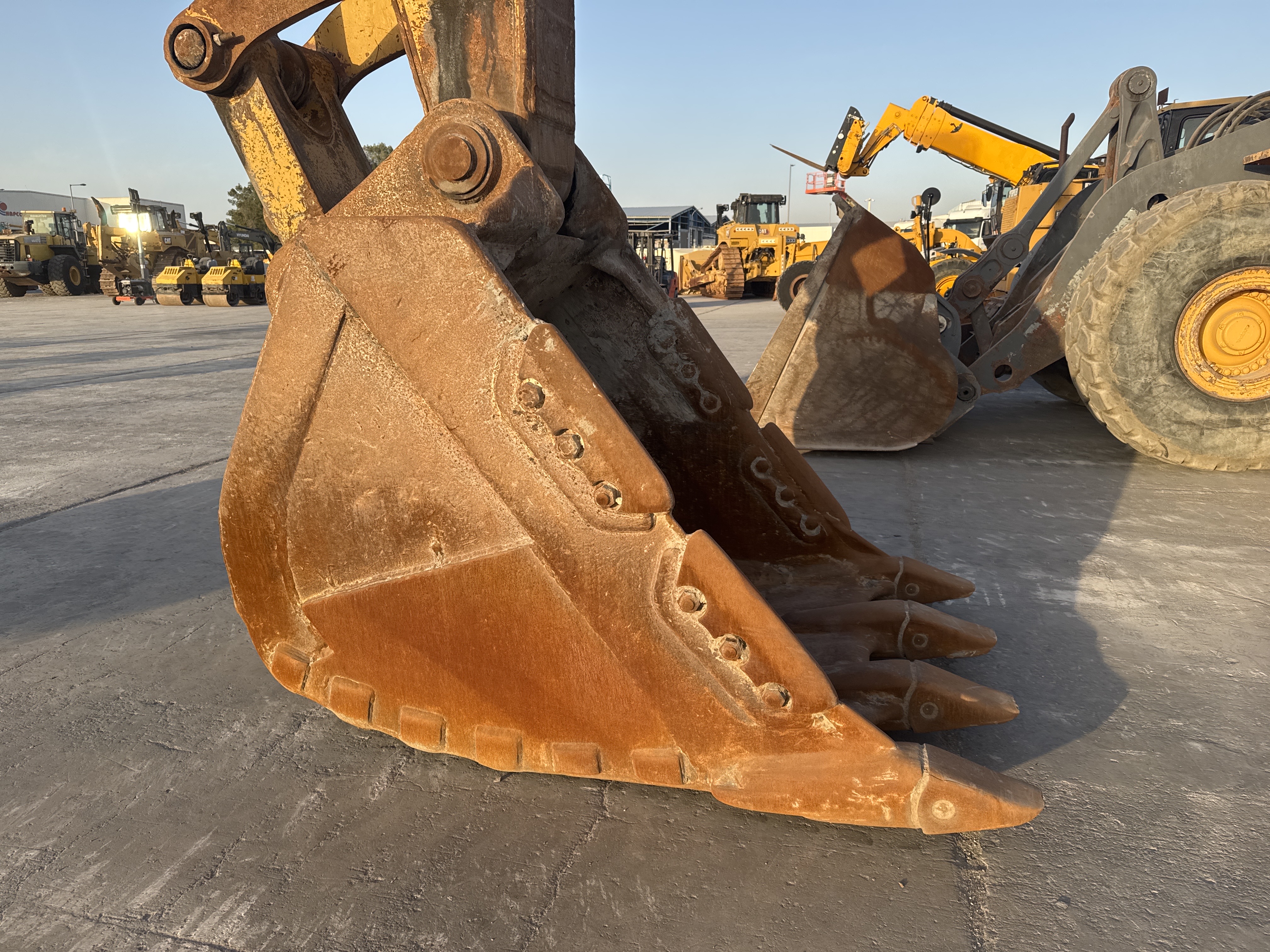 LEX-006-Cat-345B-LME-Series-II-Large-excavators-inspection-Attachment-Excavator-bucket-2