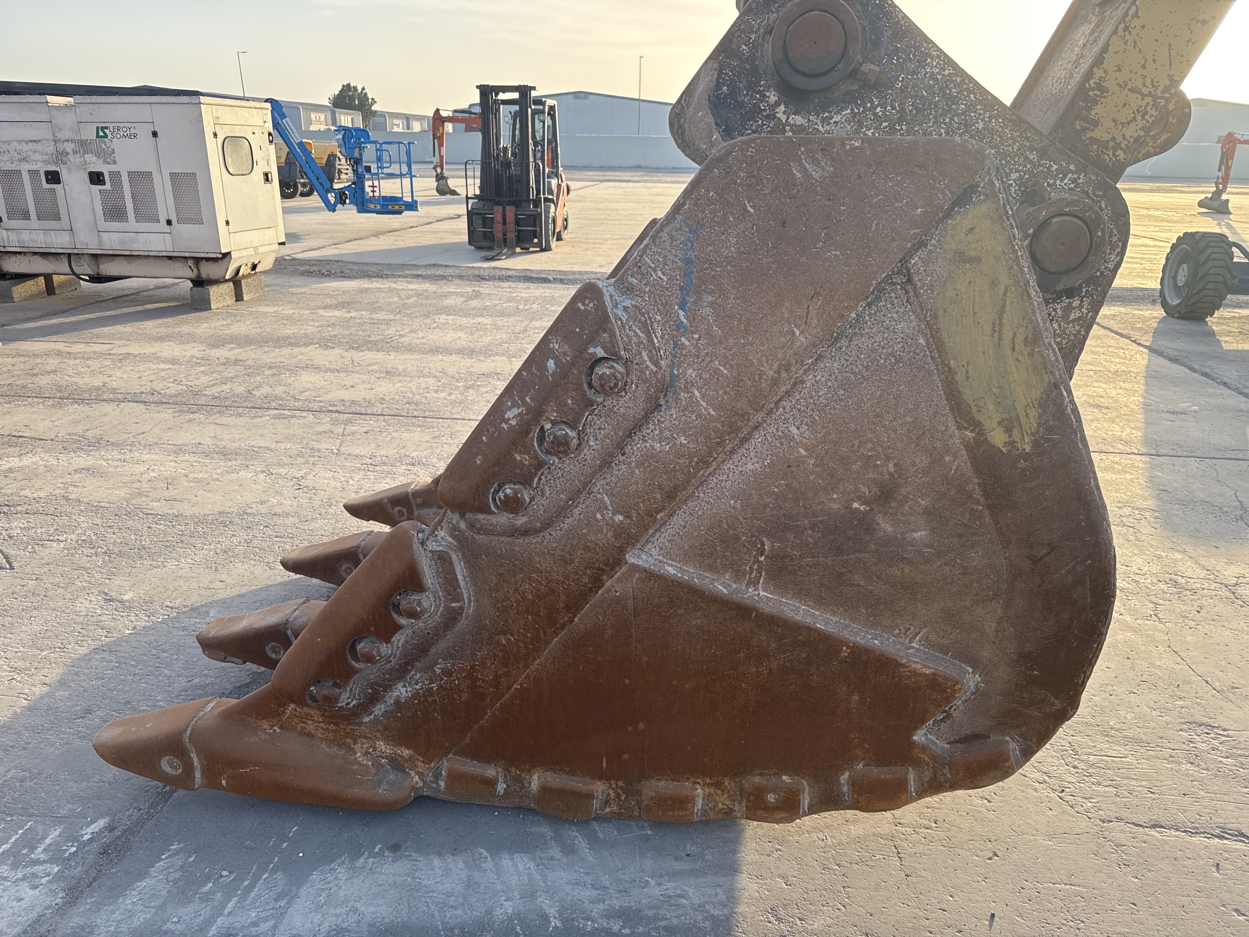 LEX-006-Cat-345B-LME-Series-II-Large-excavators-inspection-Attachment-Excavator-bucket-2