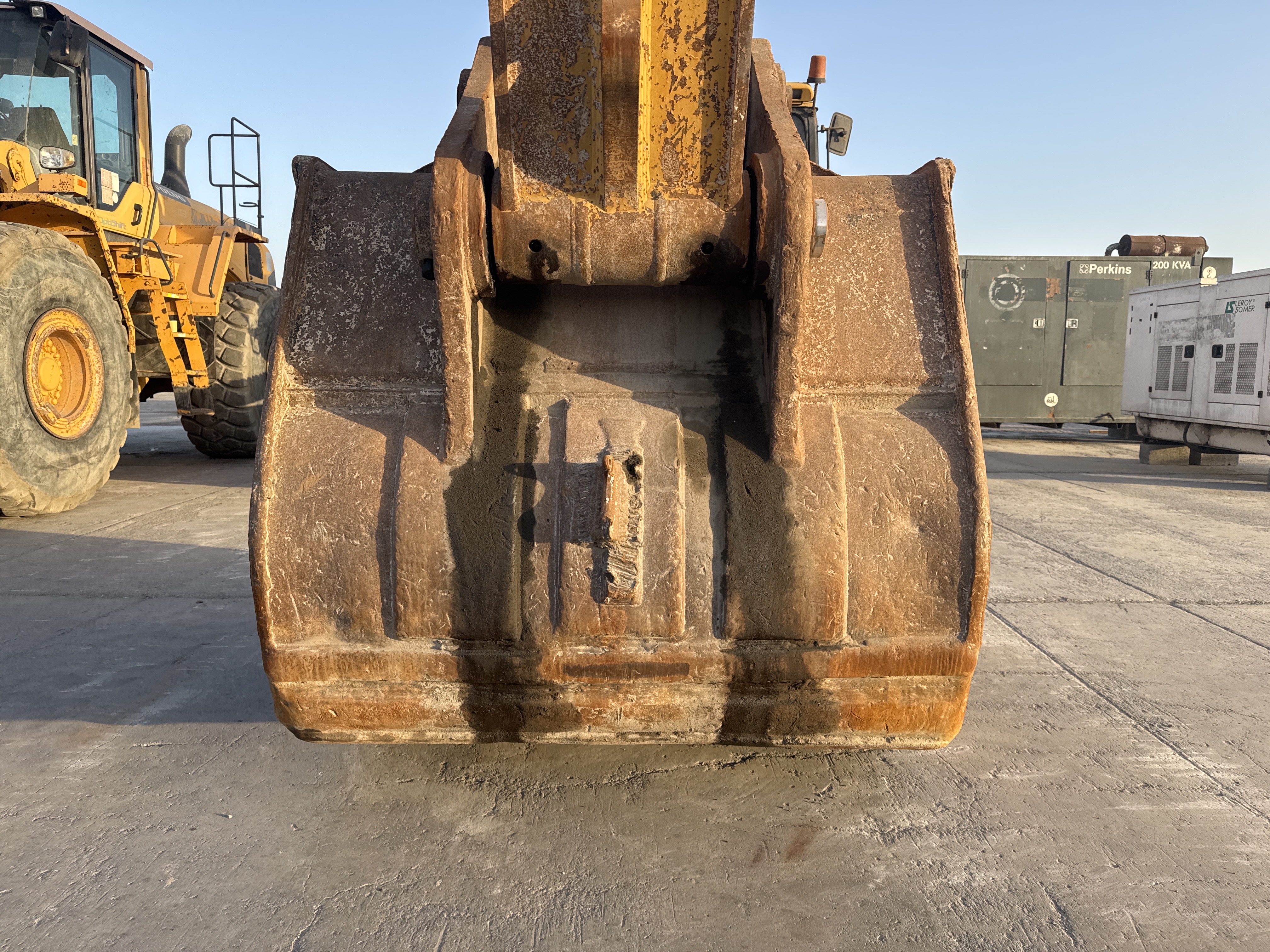 LEX-006-Cat-345B-LME-Series-II-Large-excavators-inspection-Attachment-Excavator-bucket-2