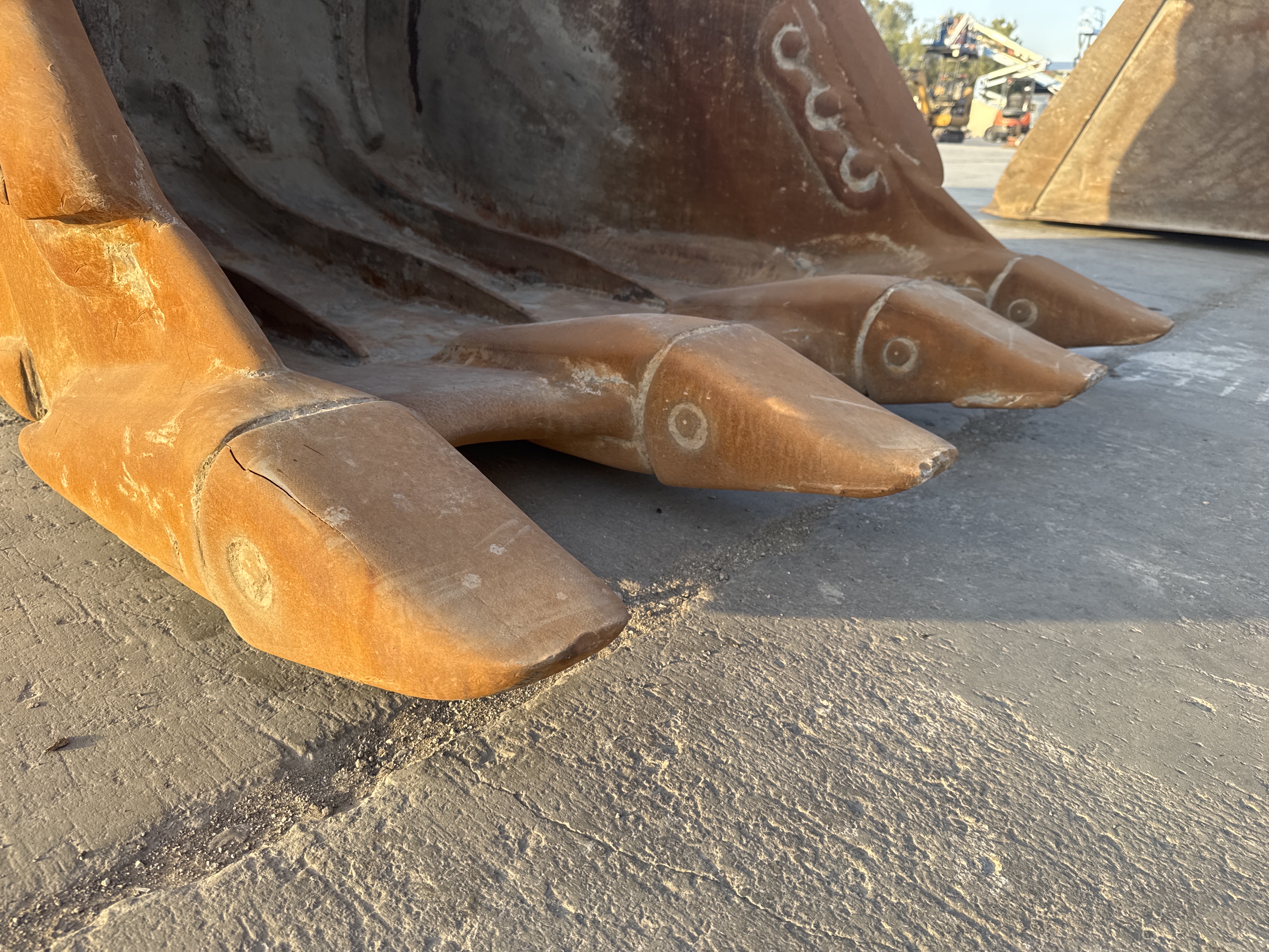 LEX-006-Cat-345B-LME-Series-II-Large-excavators-inspection-Attachment-Excavator-bucket-teeth-condition-2
