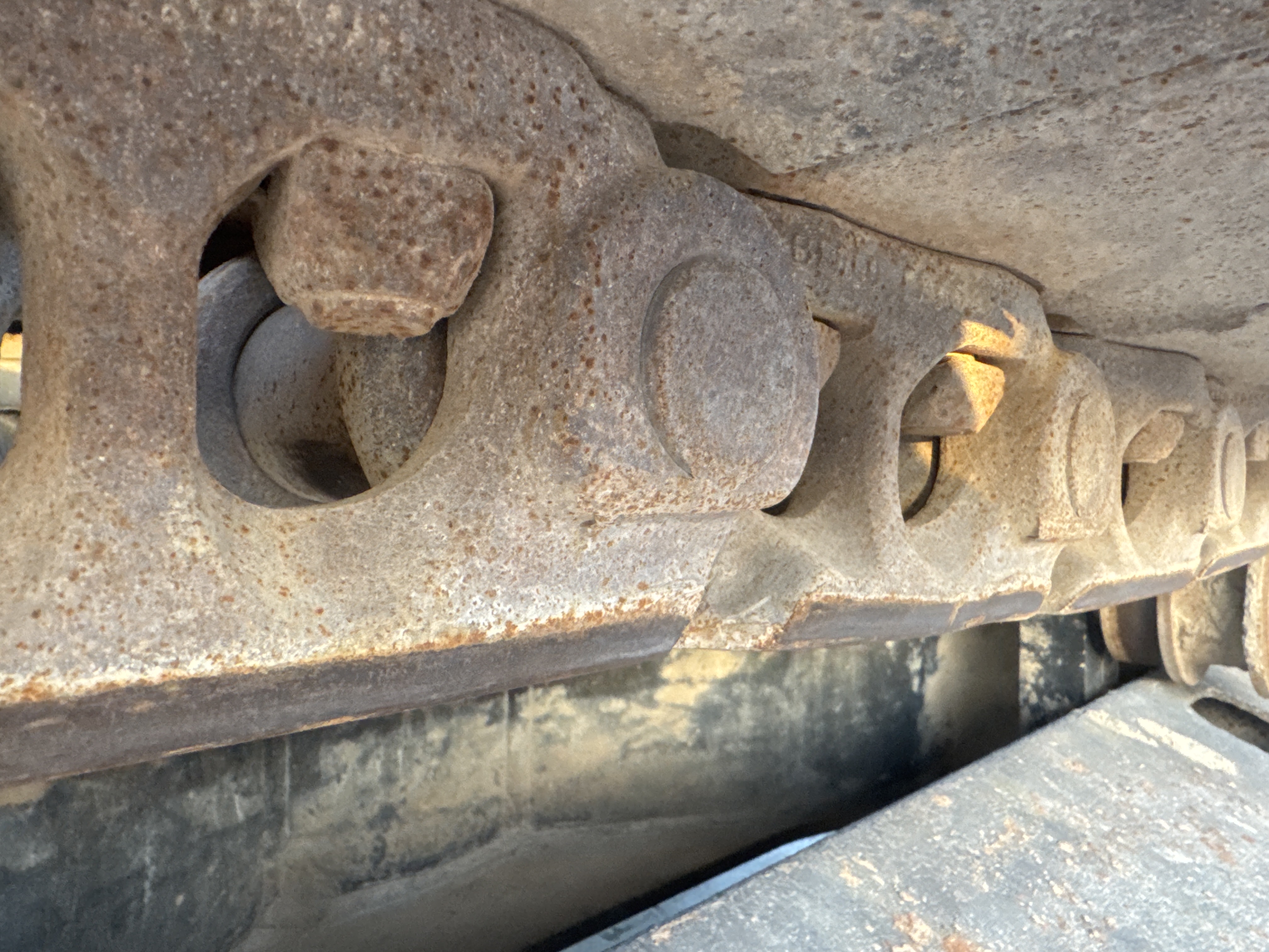 LEX-006-Cat-345B-LME-Series-II-Large-excavators-inspection-Undercarriage-Left-track-chain-2