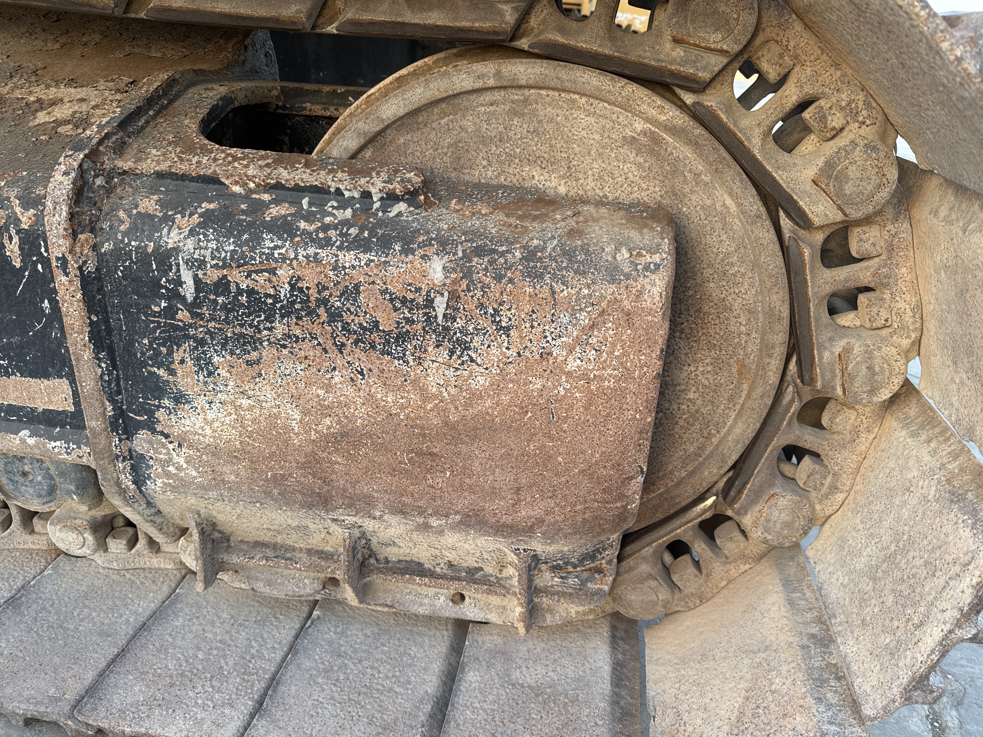 LEX-006-Cat-345B-LME-Series-II-Large-excavators-inspection-Undercarriage-left-idler-2