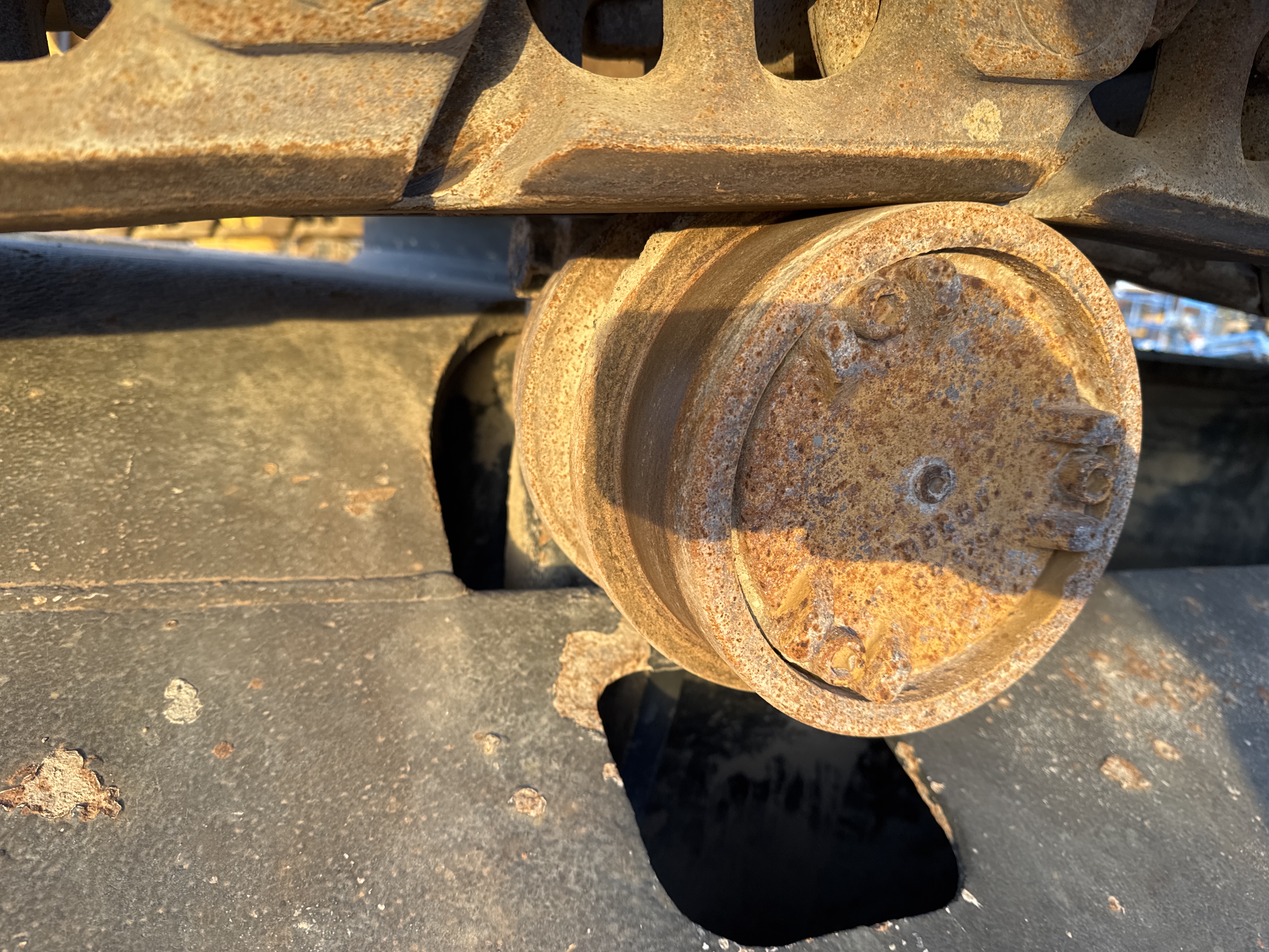 LEX-006-Cat-345B-LME-Series-II-Large-excavators-inspection-Undercarriage-Left-carrier-rollers-2