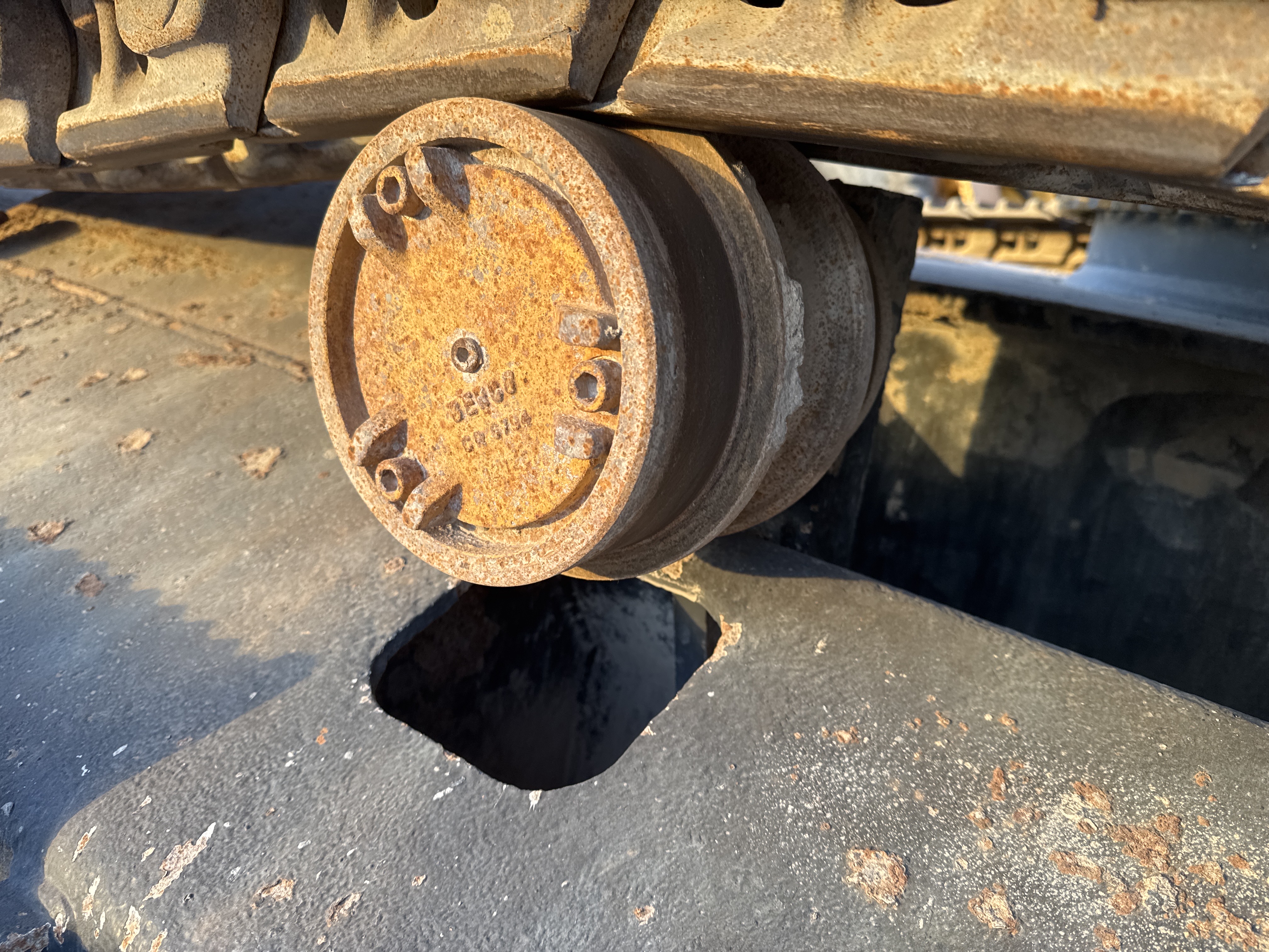 LEX-006-Cat-345B-LME-Series-II-Large-excavators-inspection-Undercarriage-Left-carrier-rollers-2