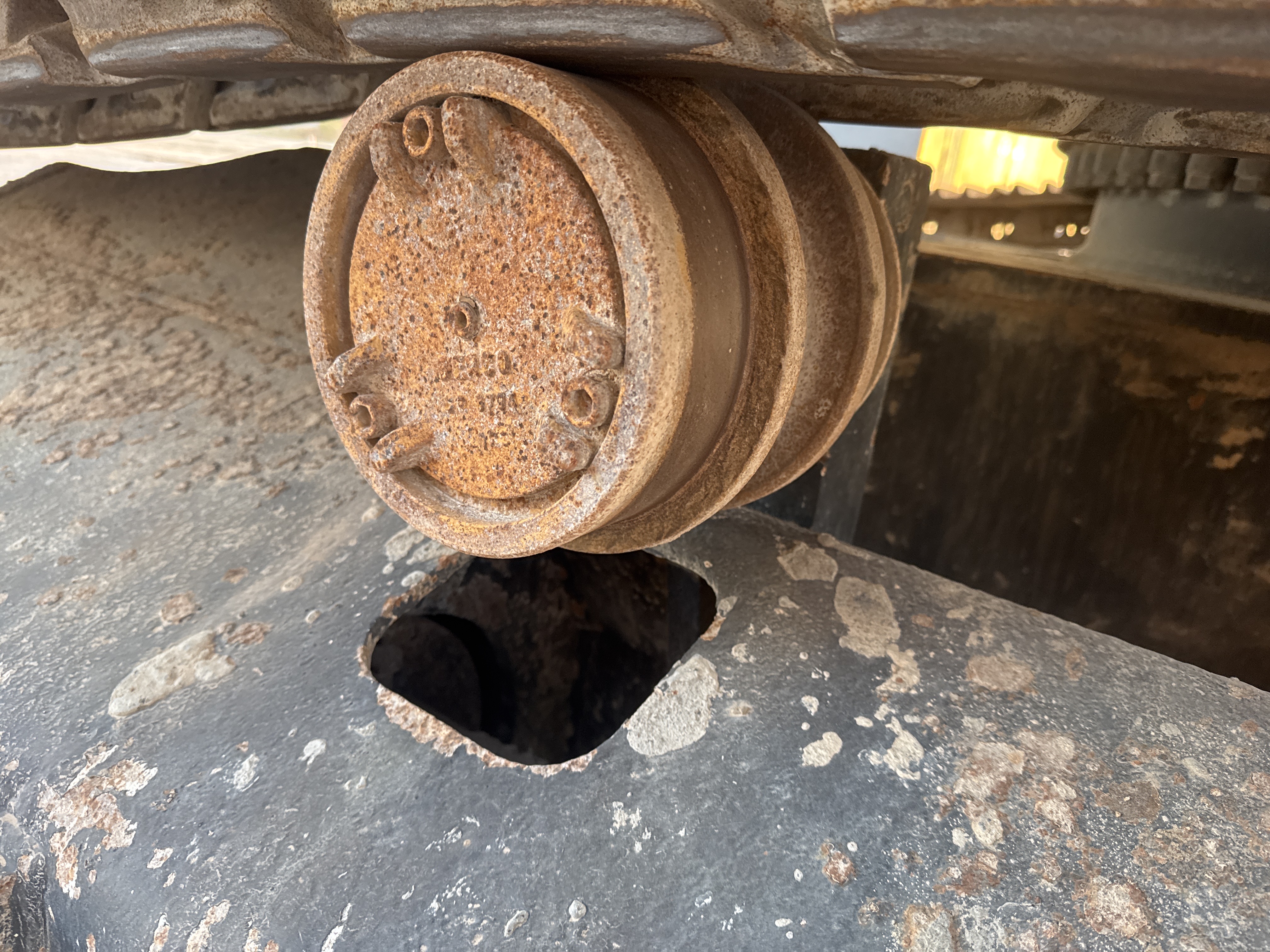 LEX-006-Cat-345B-LME-Series-II-Large-excavators-inspection-Undercarriage-Right-carrier-rollers-2
