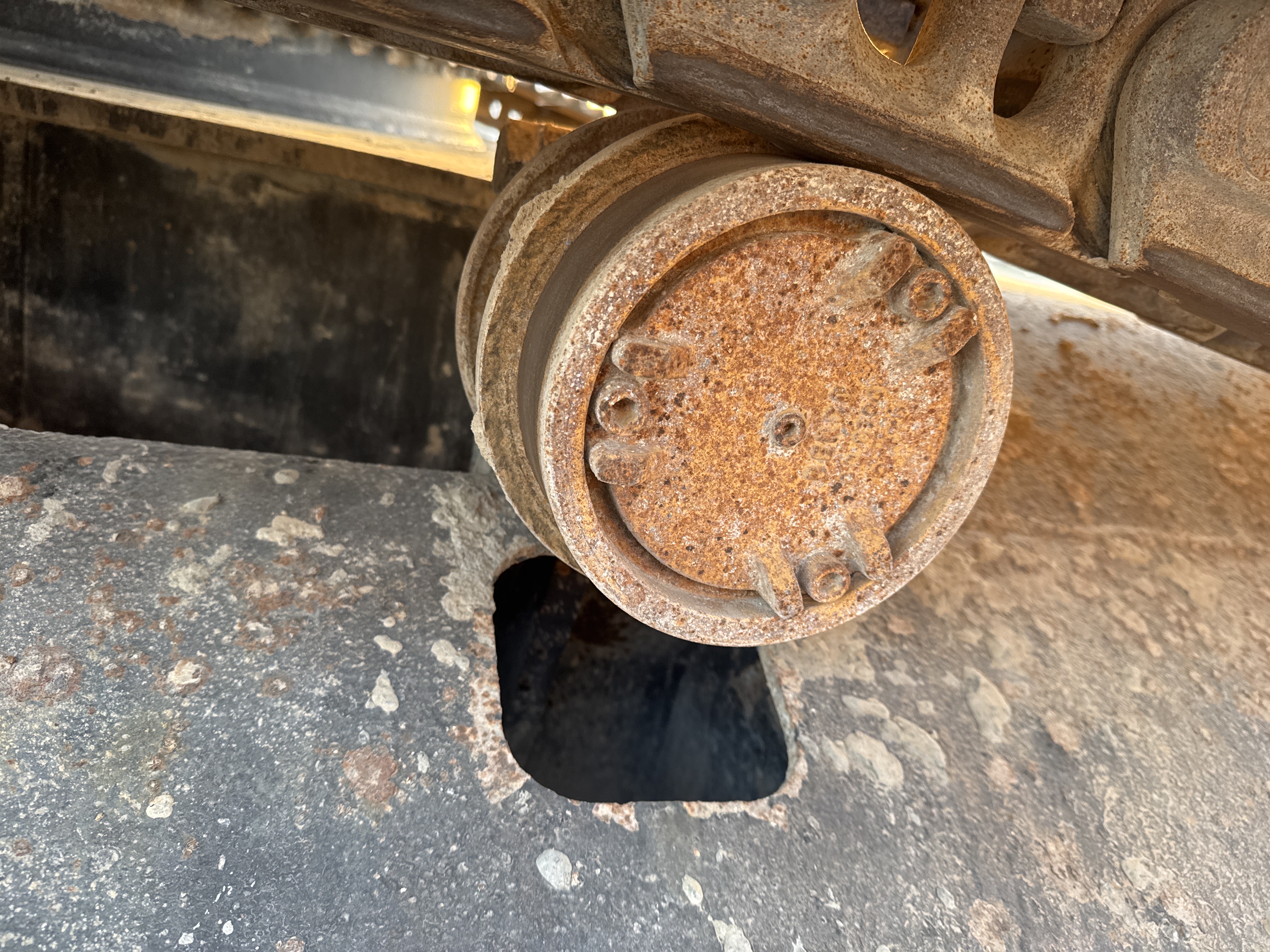 LEX-006-Cat-345B-LME-Series-II-Large-excavators-inspection-Undercarriage-Right-carrier-rollers-2
