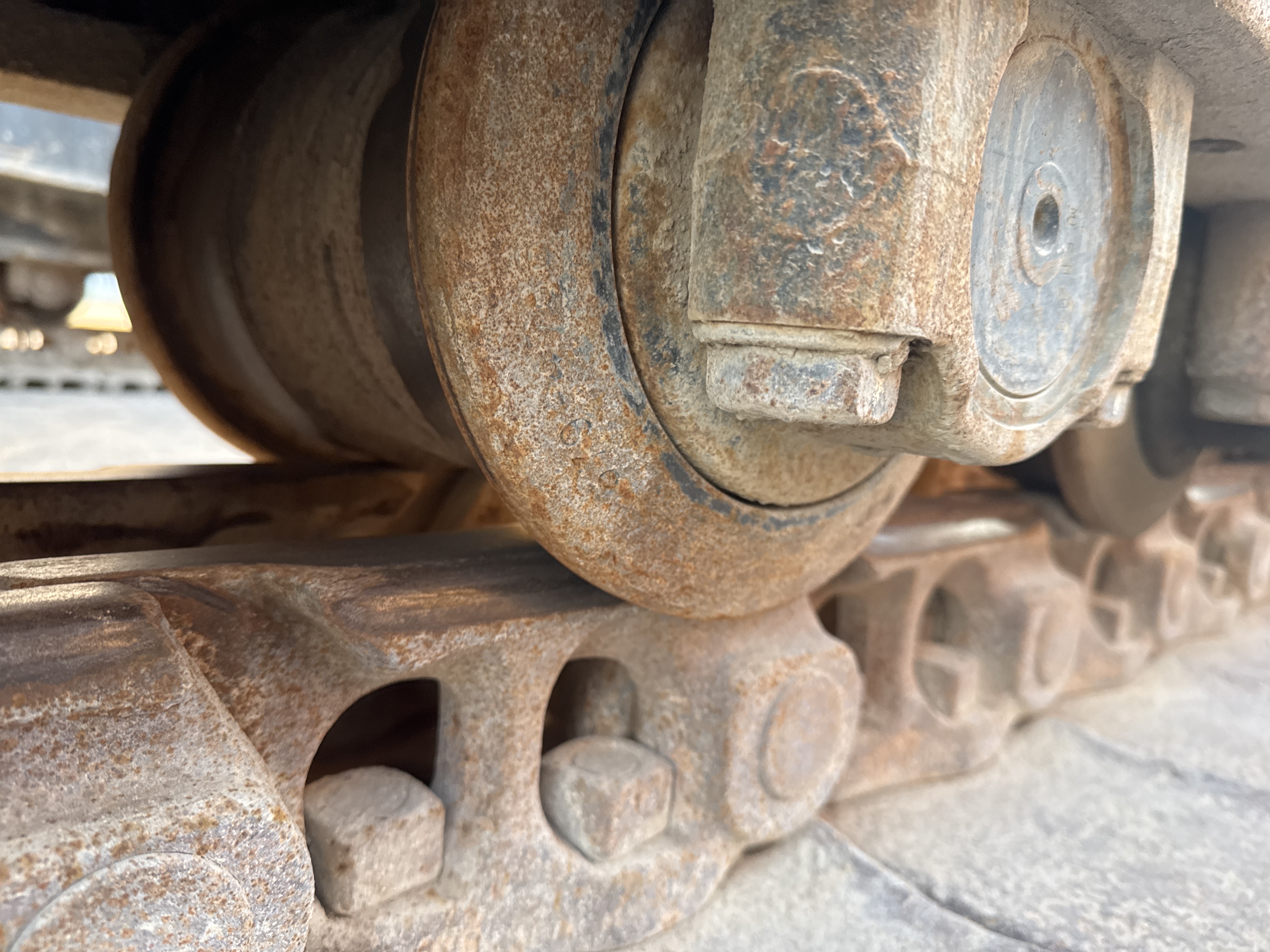 LEX-006-Cat-345B-LME-Series-II-Large-excavators-inspection-Undercarriage-Right-track-rollers-2