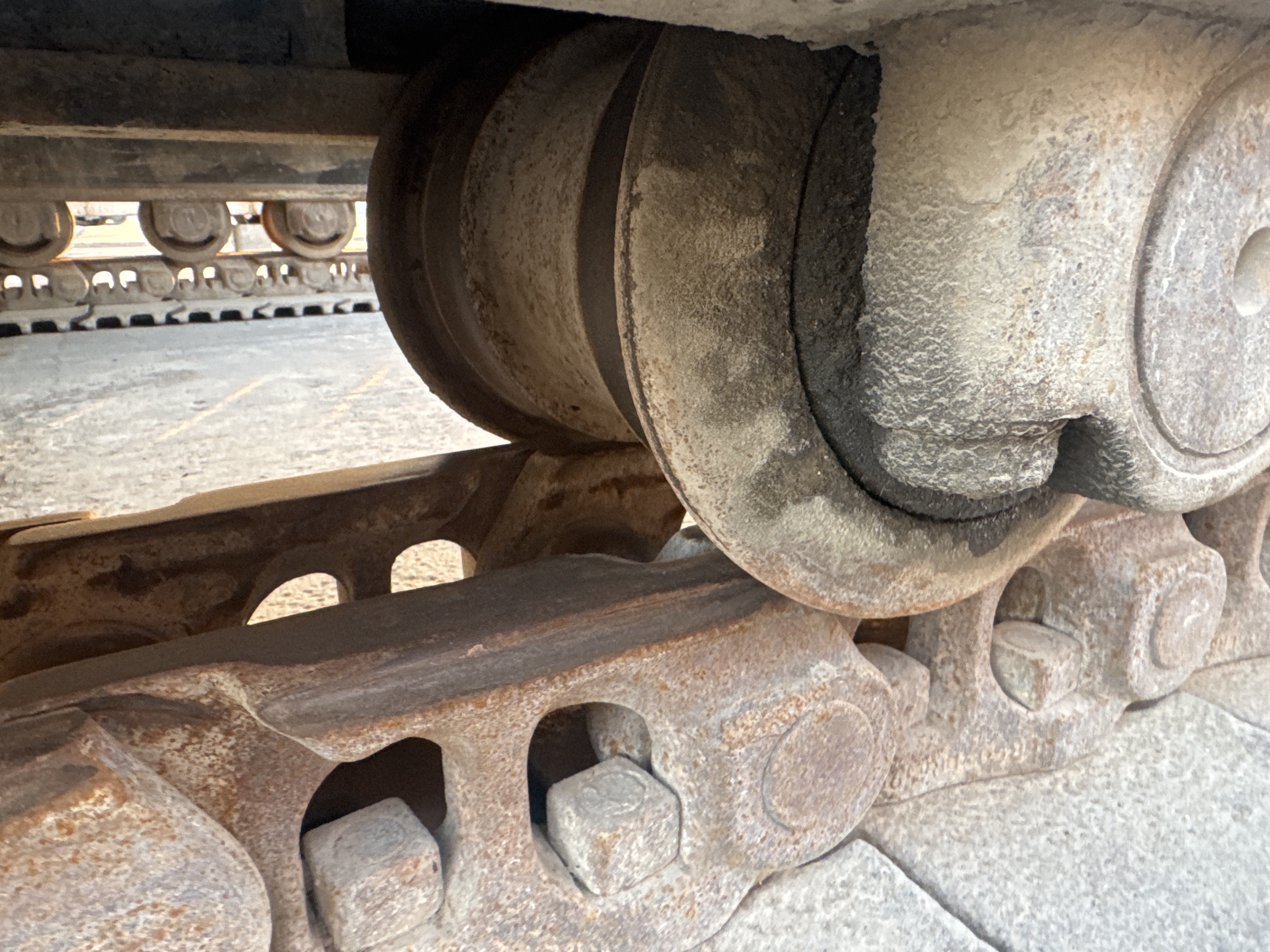 LEX-006-Cat-345B-LME-Series-II-Large-excavators-inspection-Undercarriage-Right-track-rollers-2