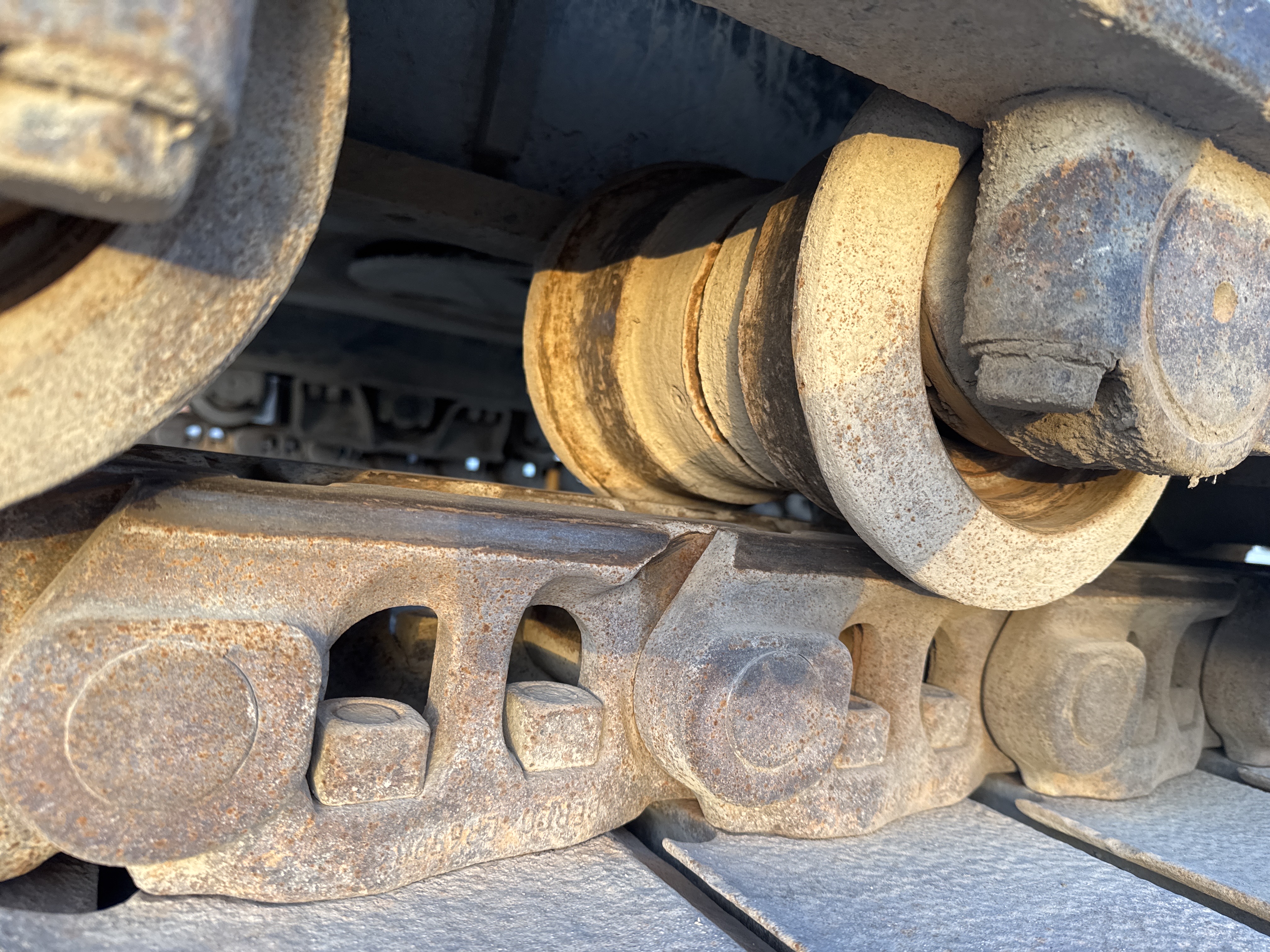 LEX-006-Cat-345B-LME-Series-II-Large-excavators-inspection-Undercarriage-Left-track-rollers-2