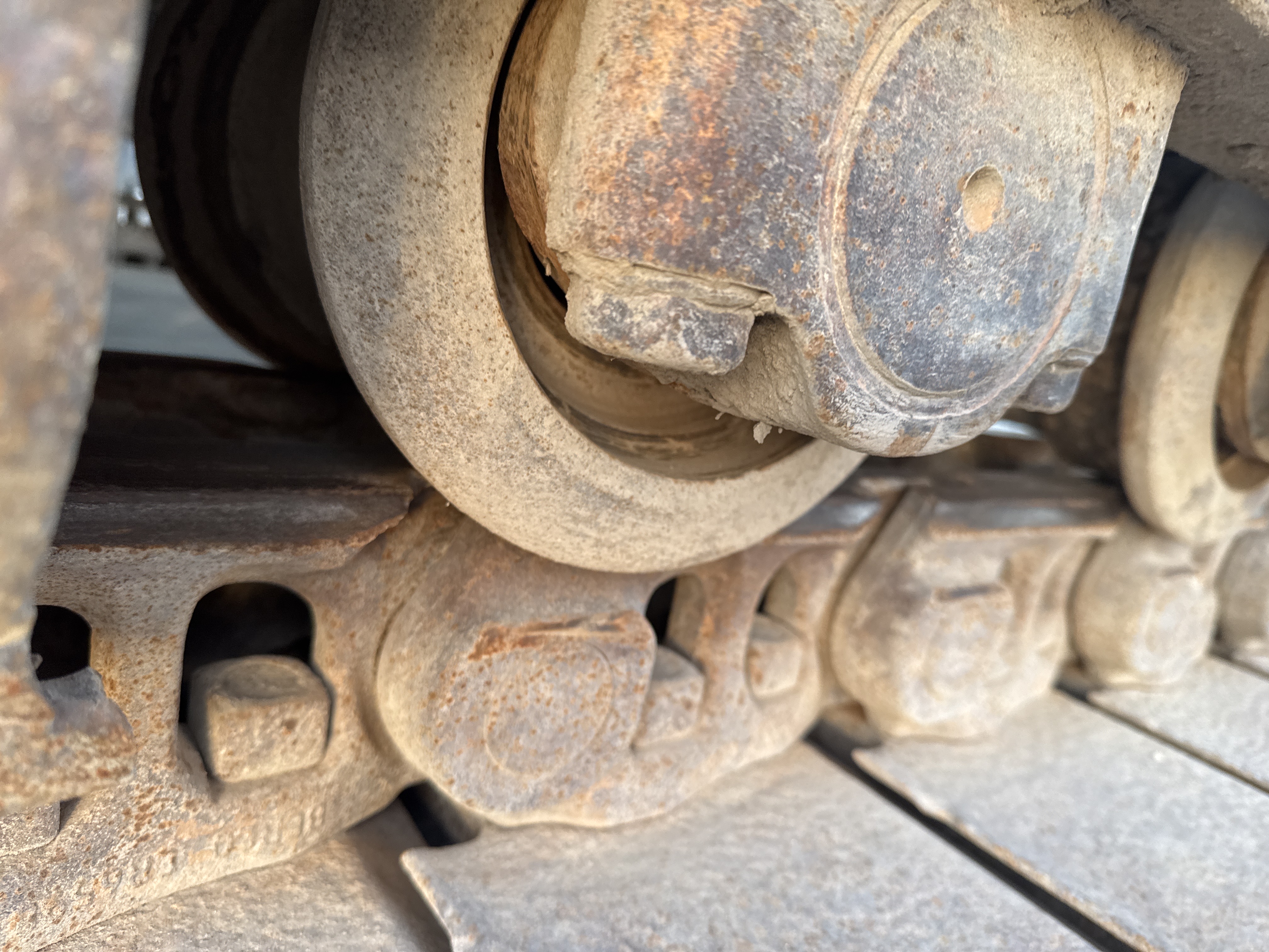LEX-006-Cat-345B-LME-Series-II-Large-excavators-inspection-Undercarriage-Left-track-rollers-2