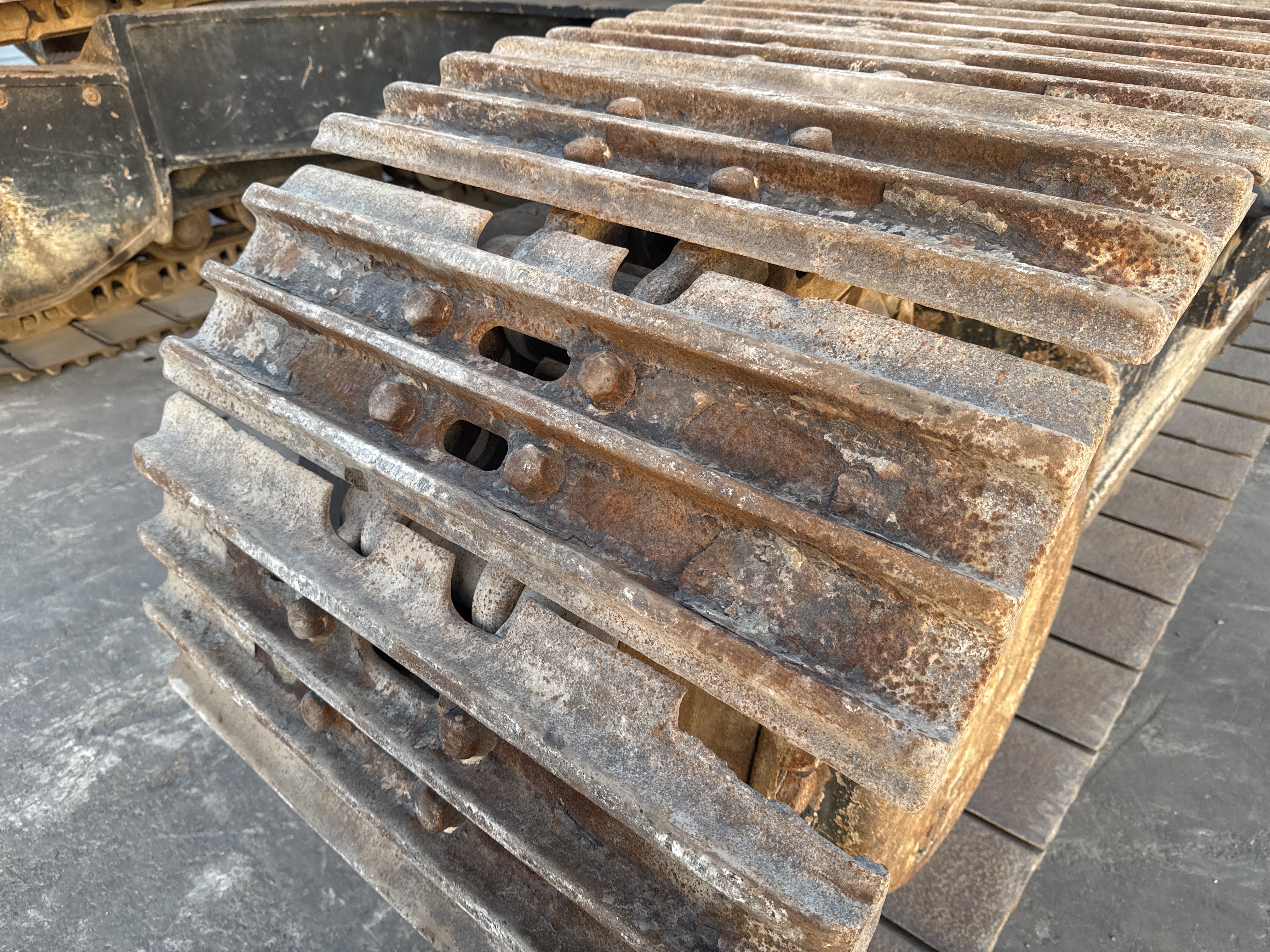 LEX-006-Cat-345B-LME-Series-II-Large-excavators-inspection-Undercarriage-Left-track-shoes-2