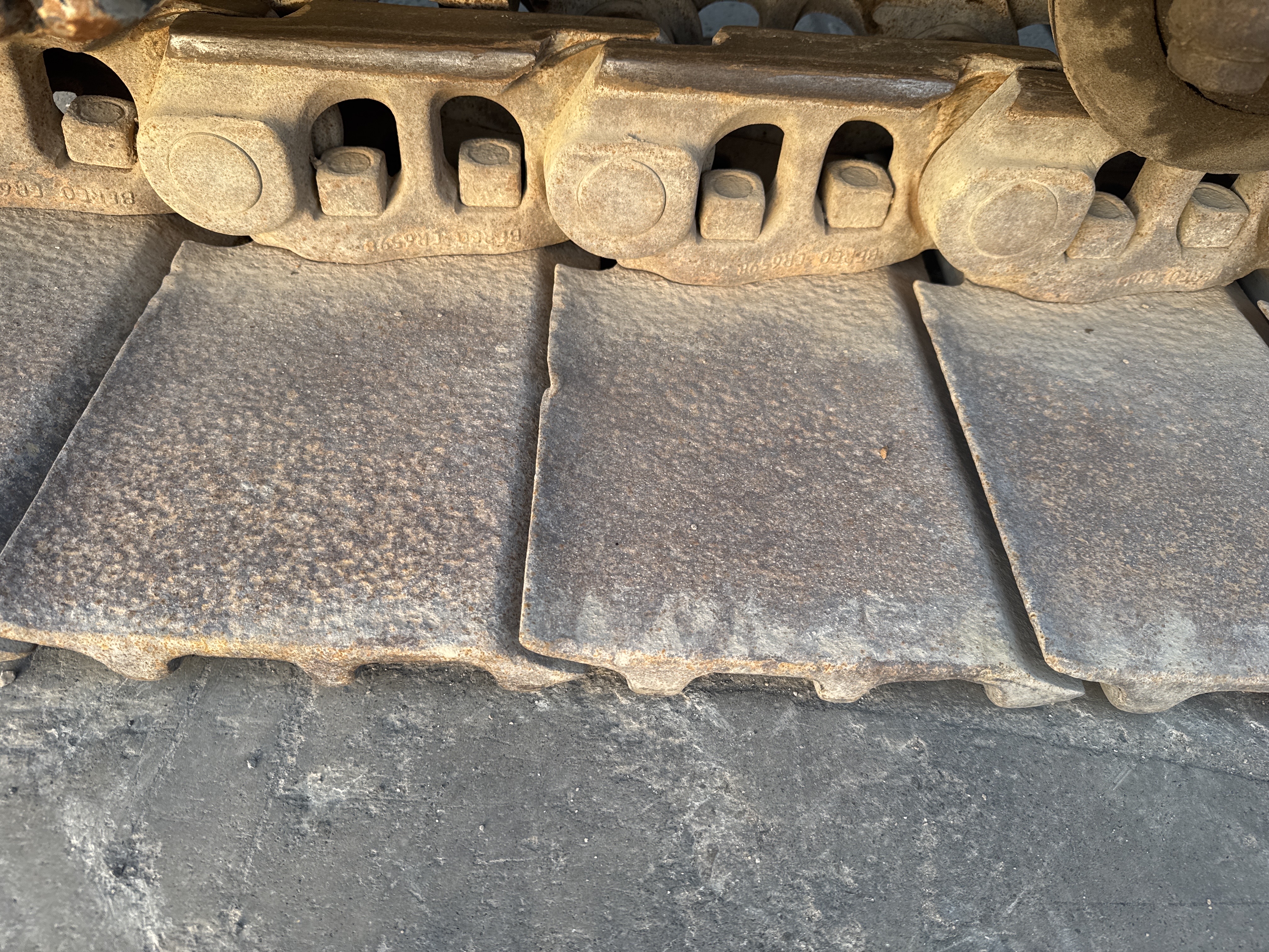 LEX-006-Cat-345B-LME-Series-II-Large-excavators-inspection-Undercarriage-Left-track-shoes-2
