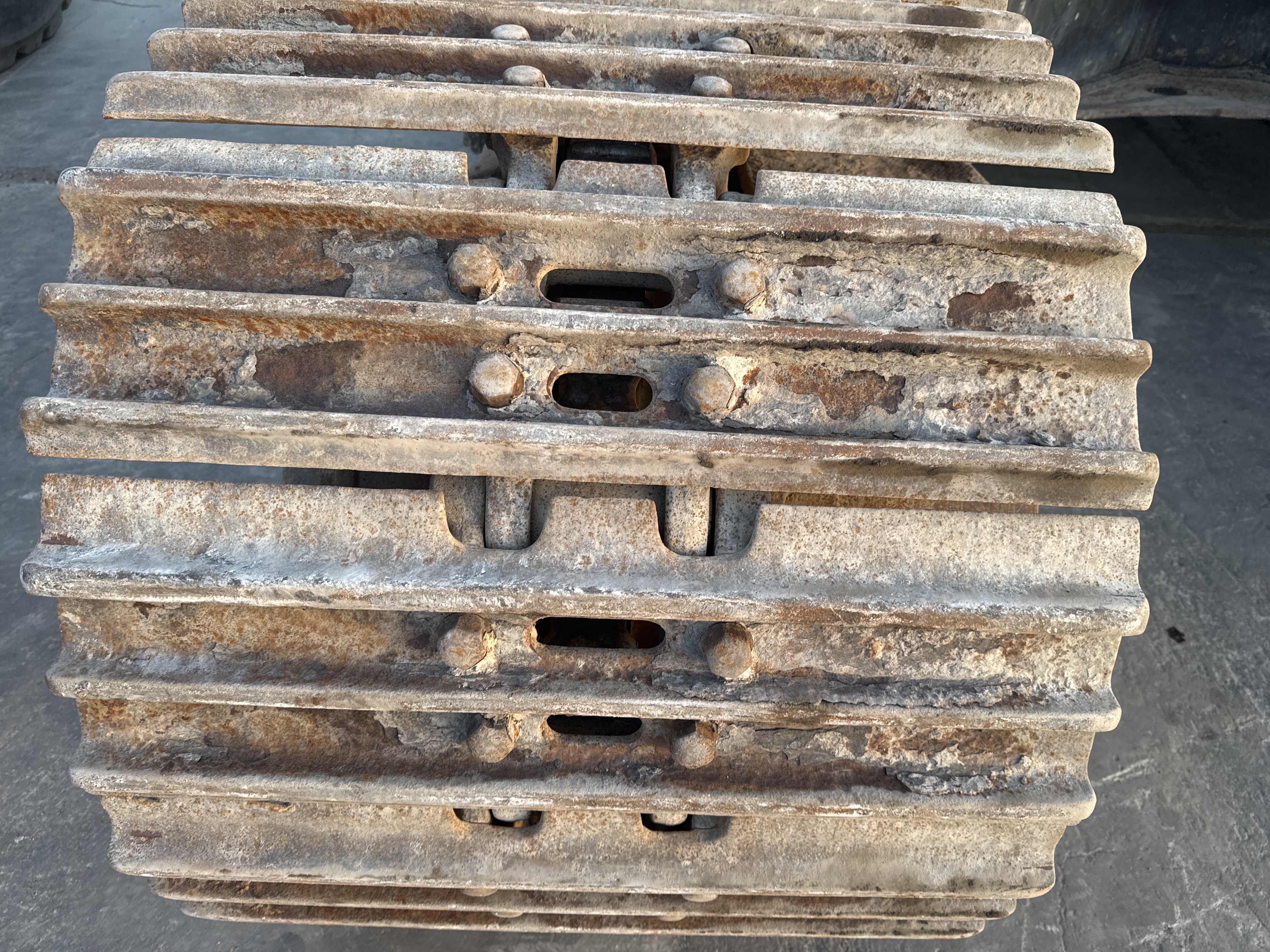 LEX-006-Cat-345B-LME-Series-II-Large-excavators-inspection-Undercarriage-Right-track-shoes-2