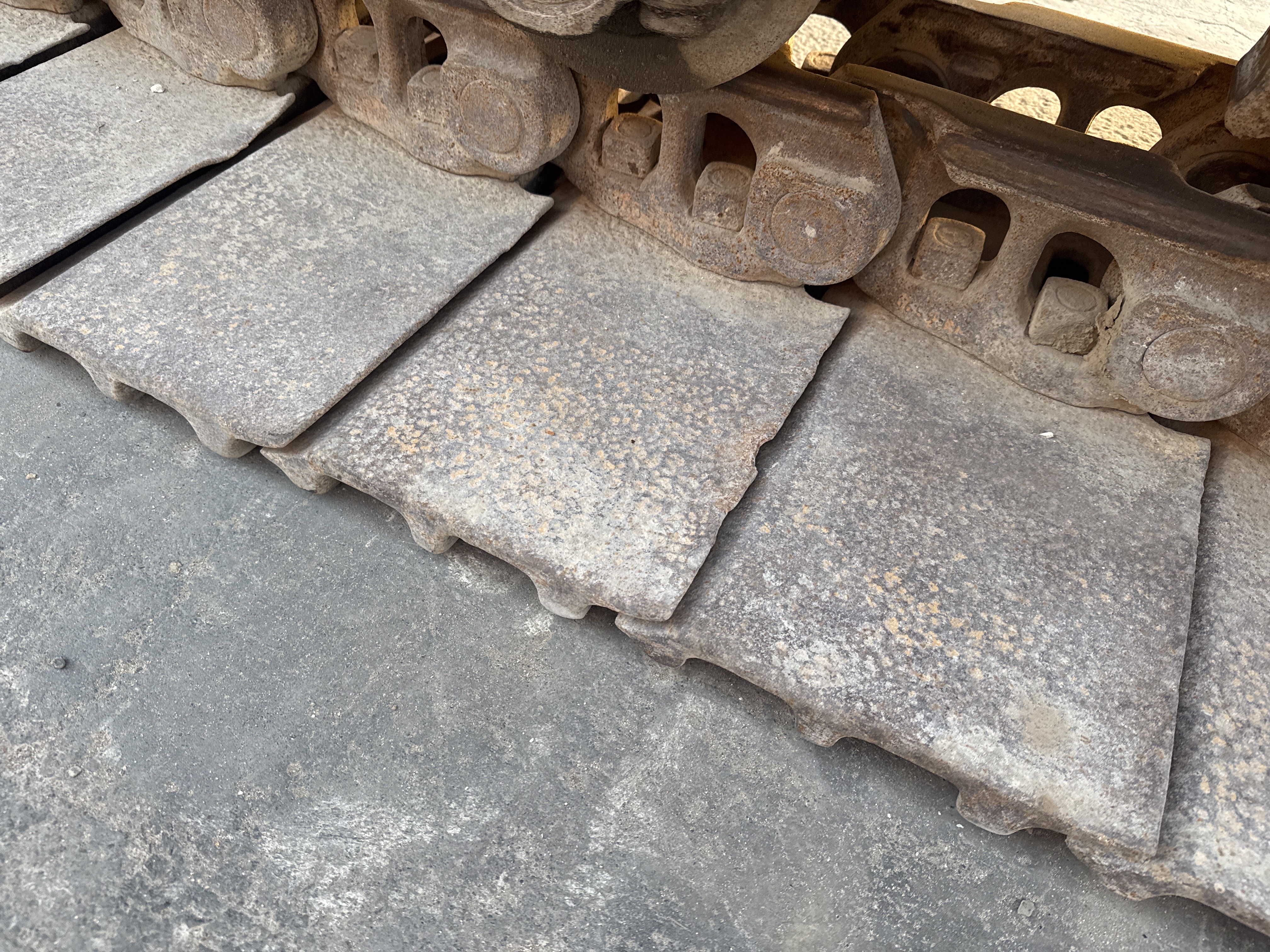 LEX-006-Cat-345B-LME-Series-II-Large-excavators-inspection-Undercarriage-Right-track-shoes-2