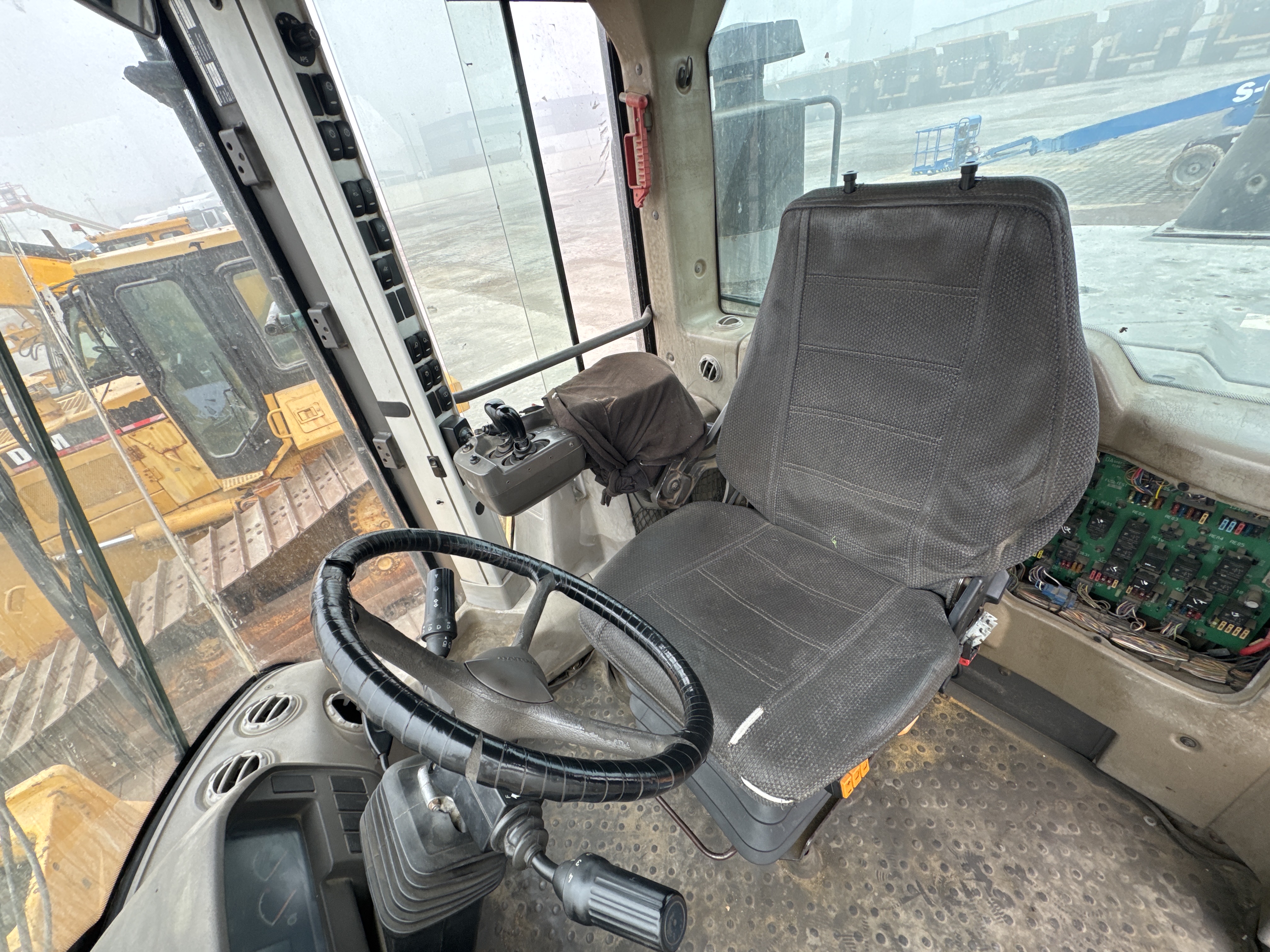 WHL-007-Volvo-L220G-Wheel-loaders-inspection-Cabin-Seats/armrests-2