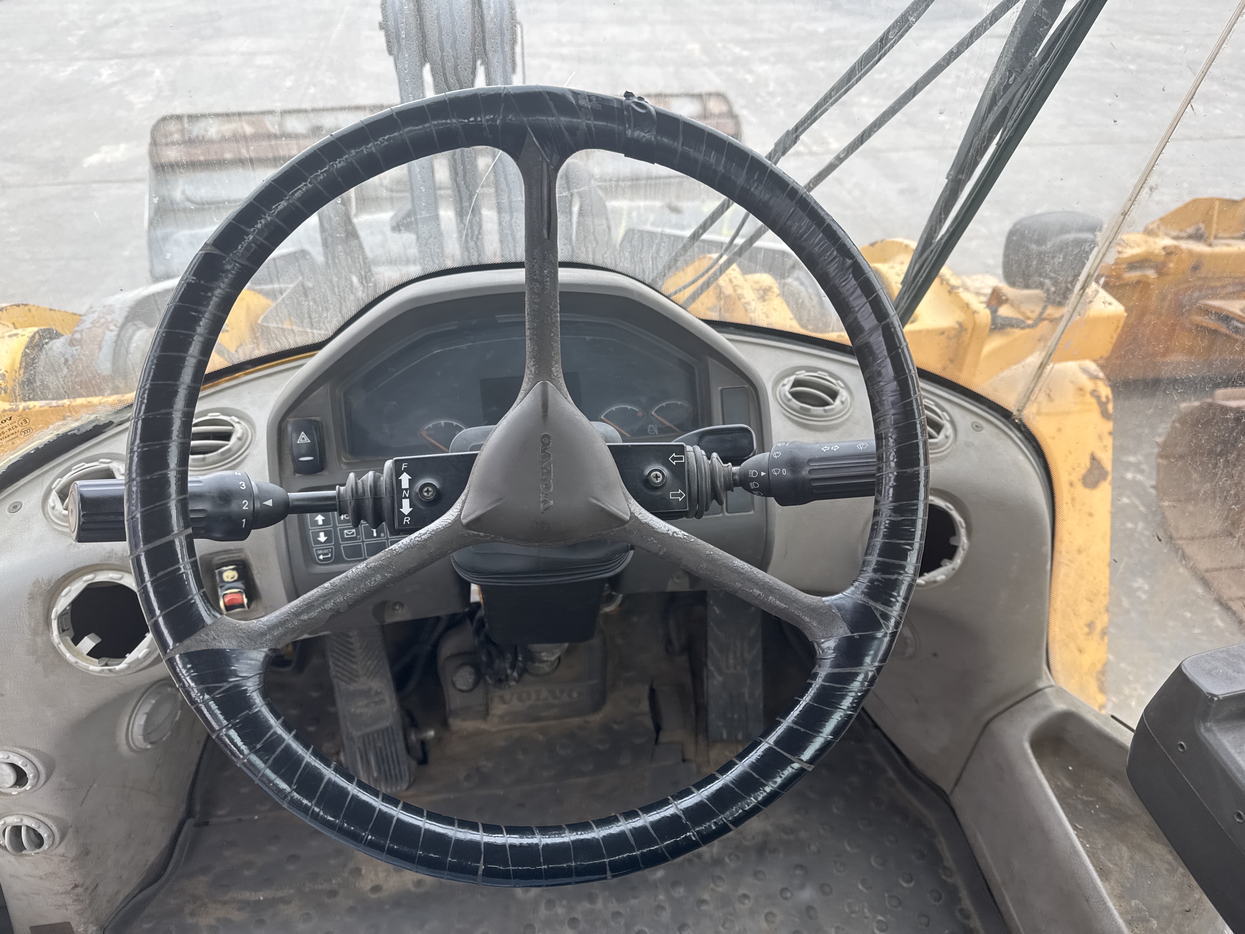 WHL-007-Volvo-L220G-Wheel-loaders-inspection-Cabin-Steering-controls-2