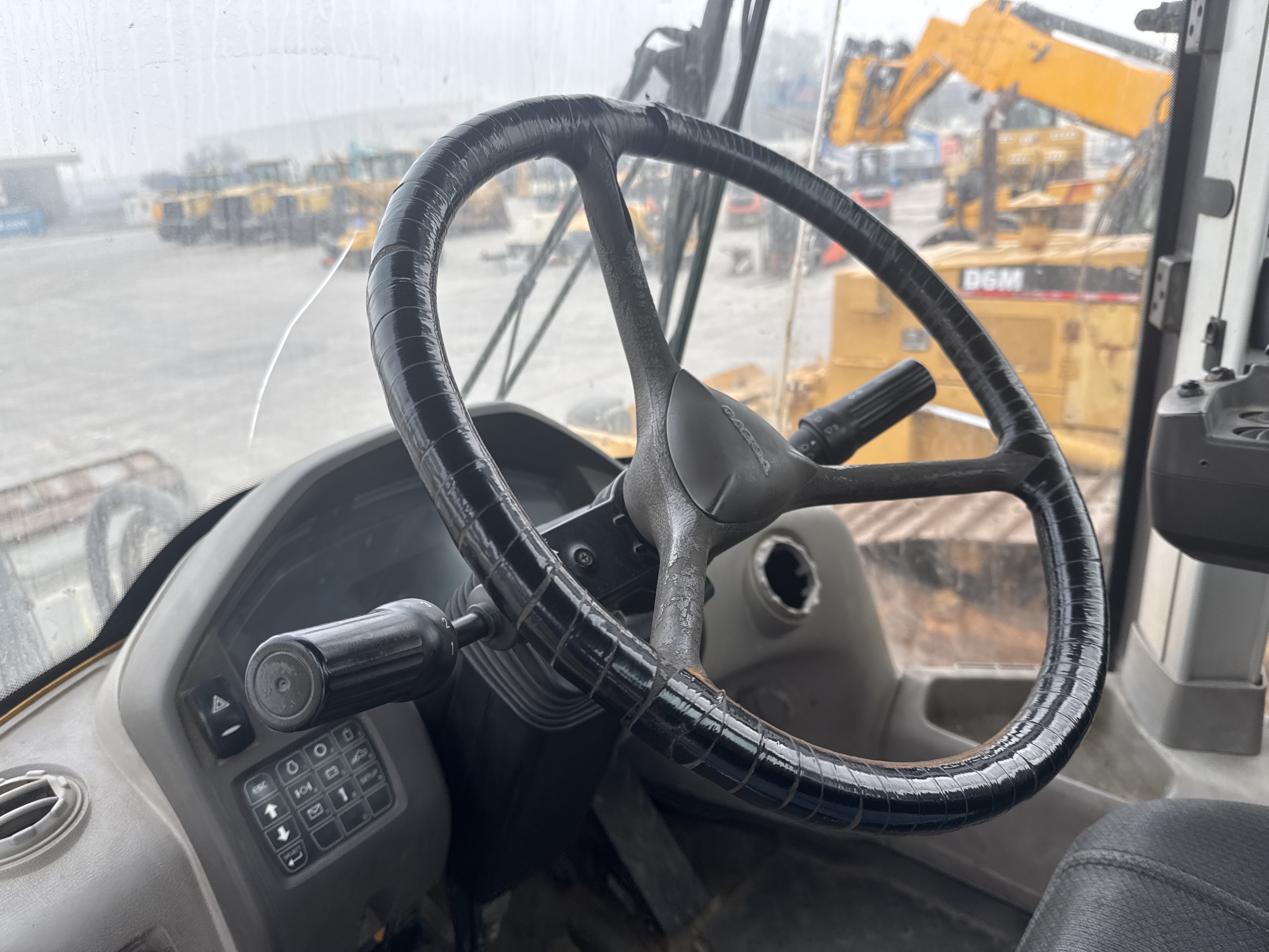 WHL-007-Volvo-L220G-Wheel-loaders-inspection-Cabin-Steering-controls-2
