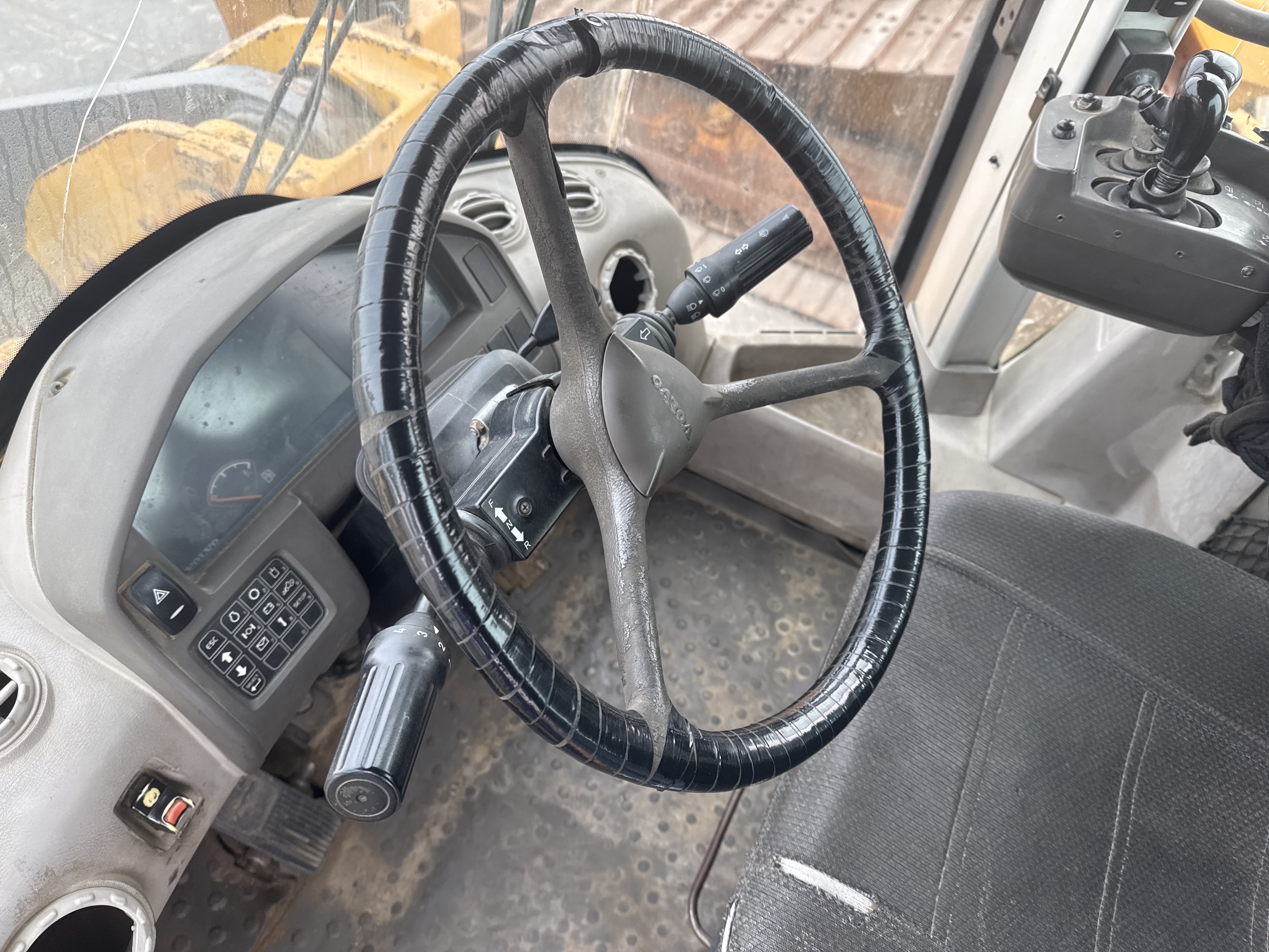 WHL-007-Volvo-L220G-Wheel-loaders-inspection-Cabin-Steering-controls-2