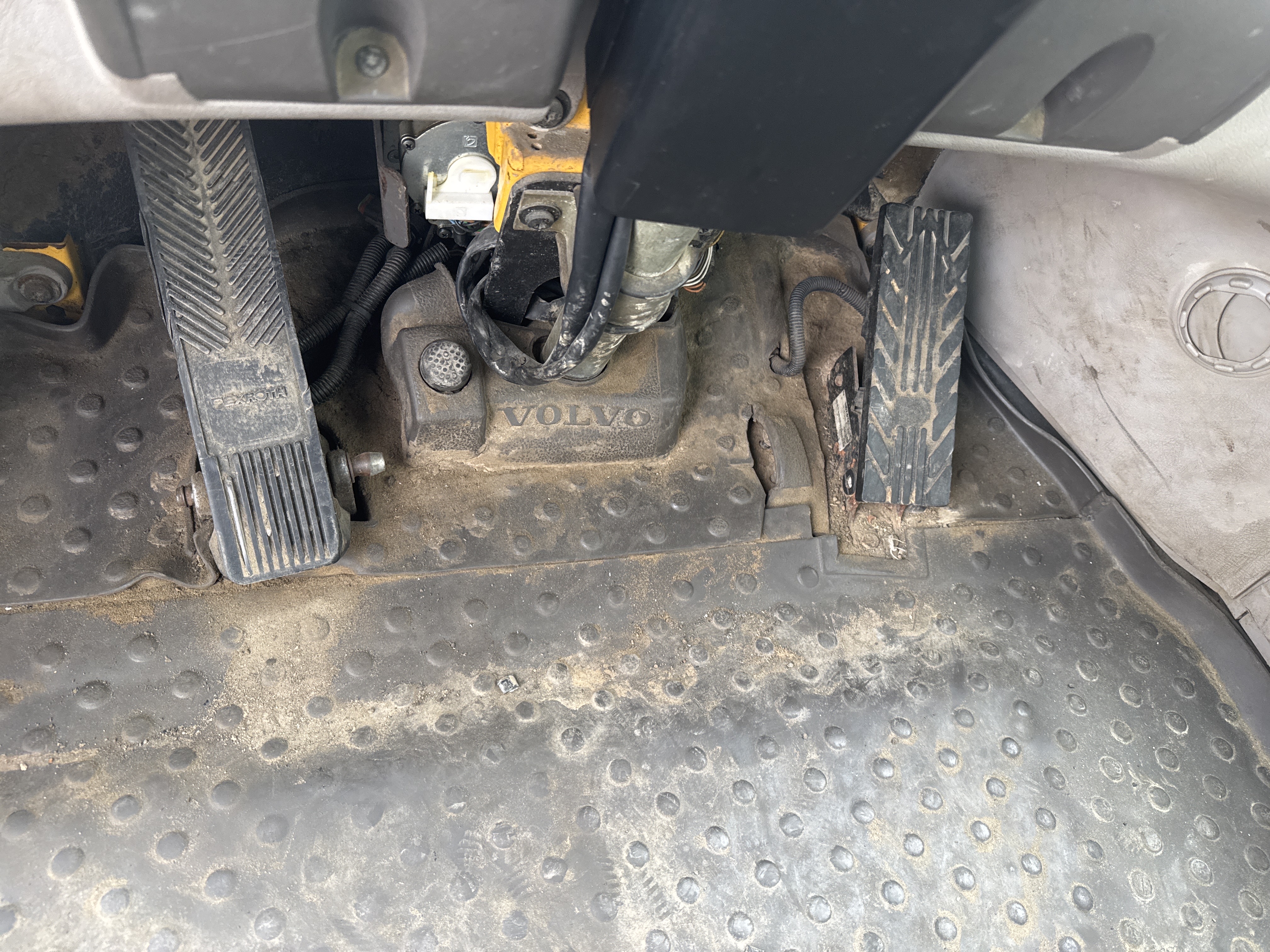 WHL-007-Volvo-L220G-Wheel-loaders-inspection-Cabin-Pedals-2