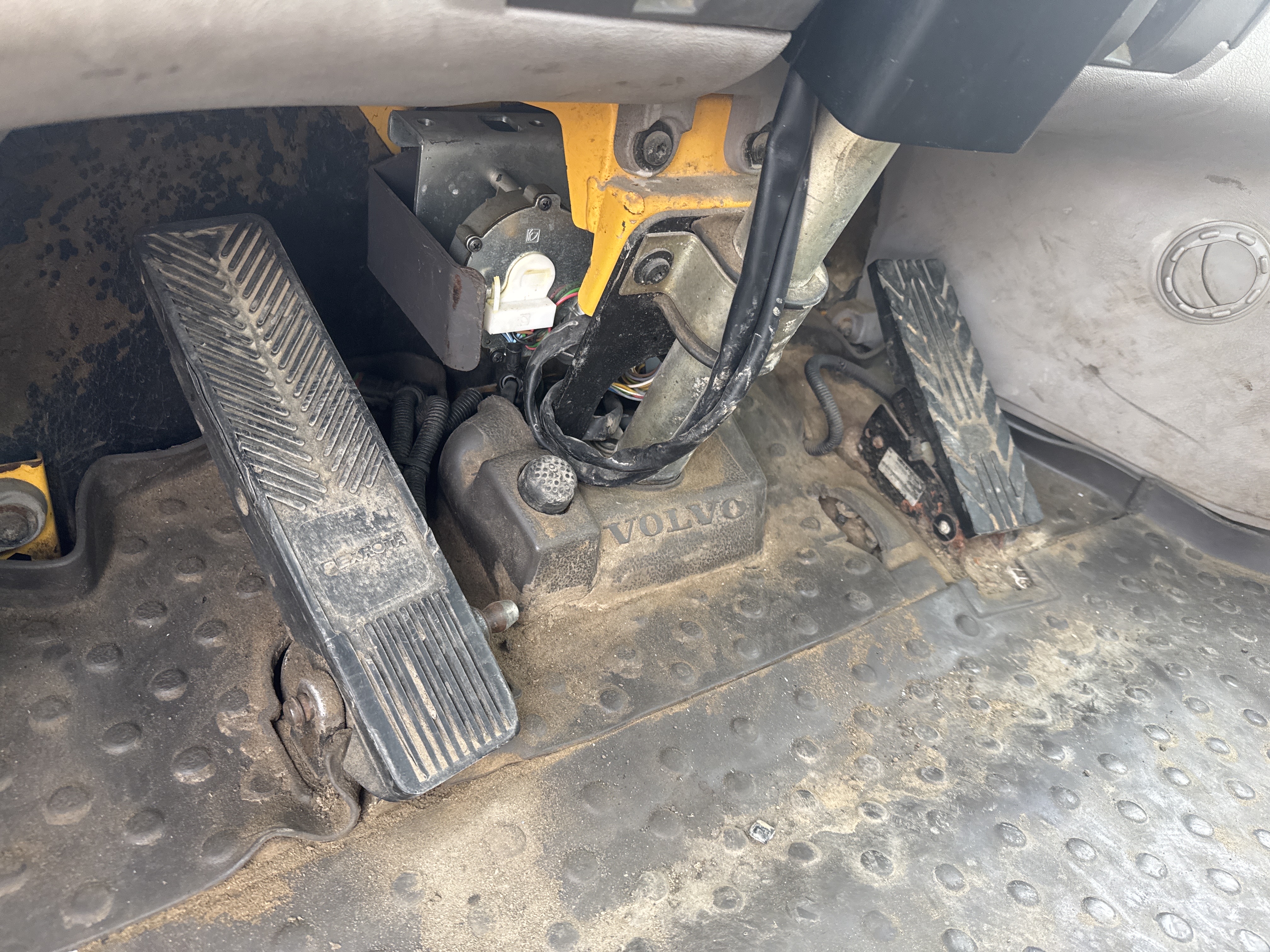 WHL-007-Volvo-L220G-Wheel-loaders-inspection-Cabin-Pedals-2