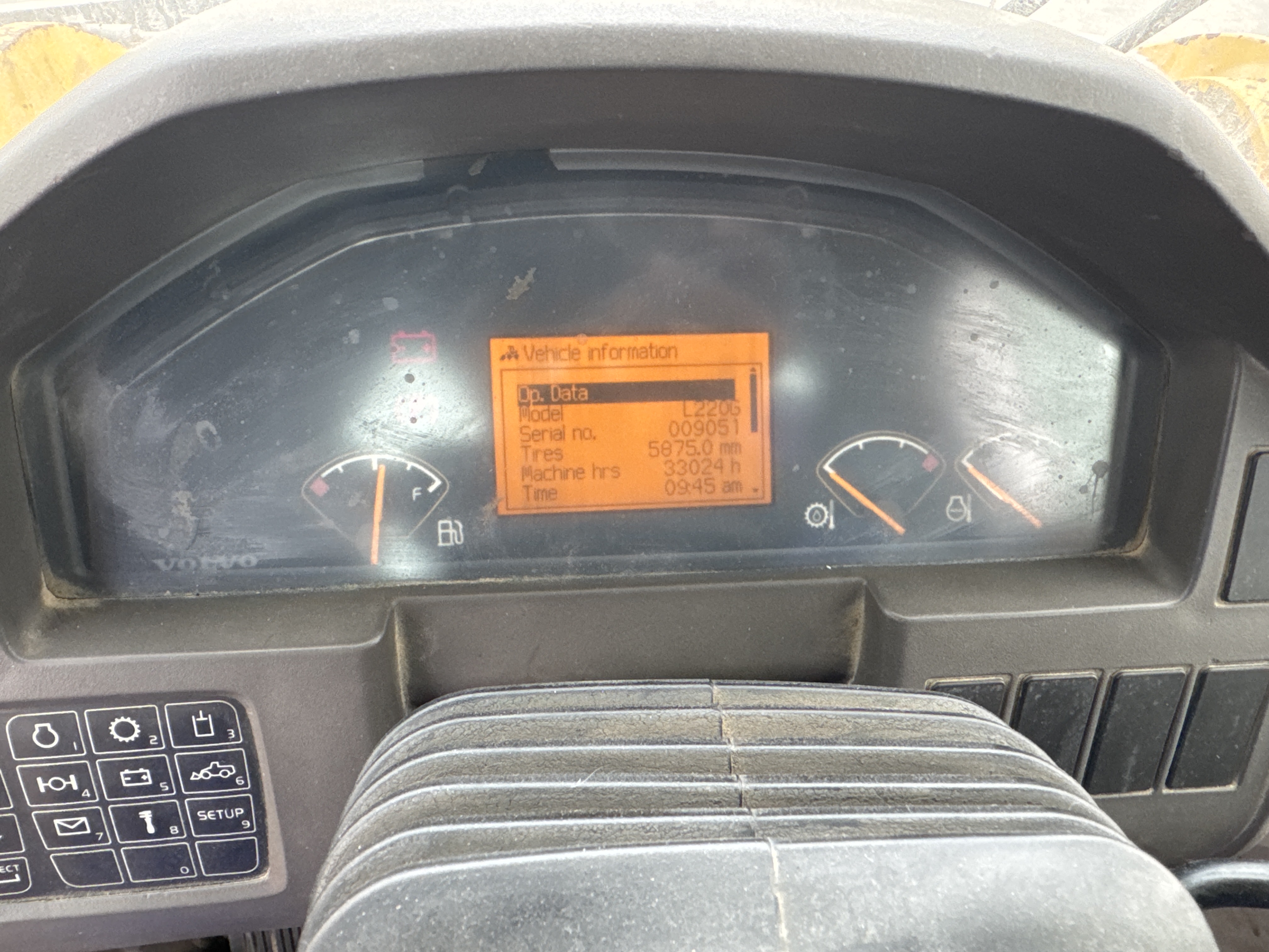 WHL-007-Volvo-L220G-Wheel-loaders-inspection-Cabin-Instrument-cluster-2