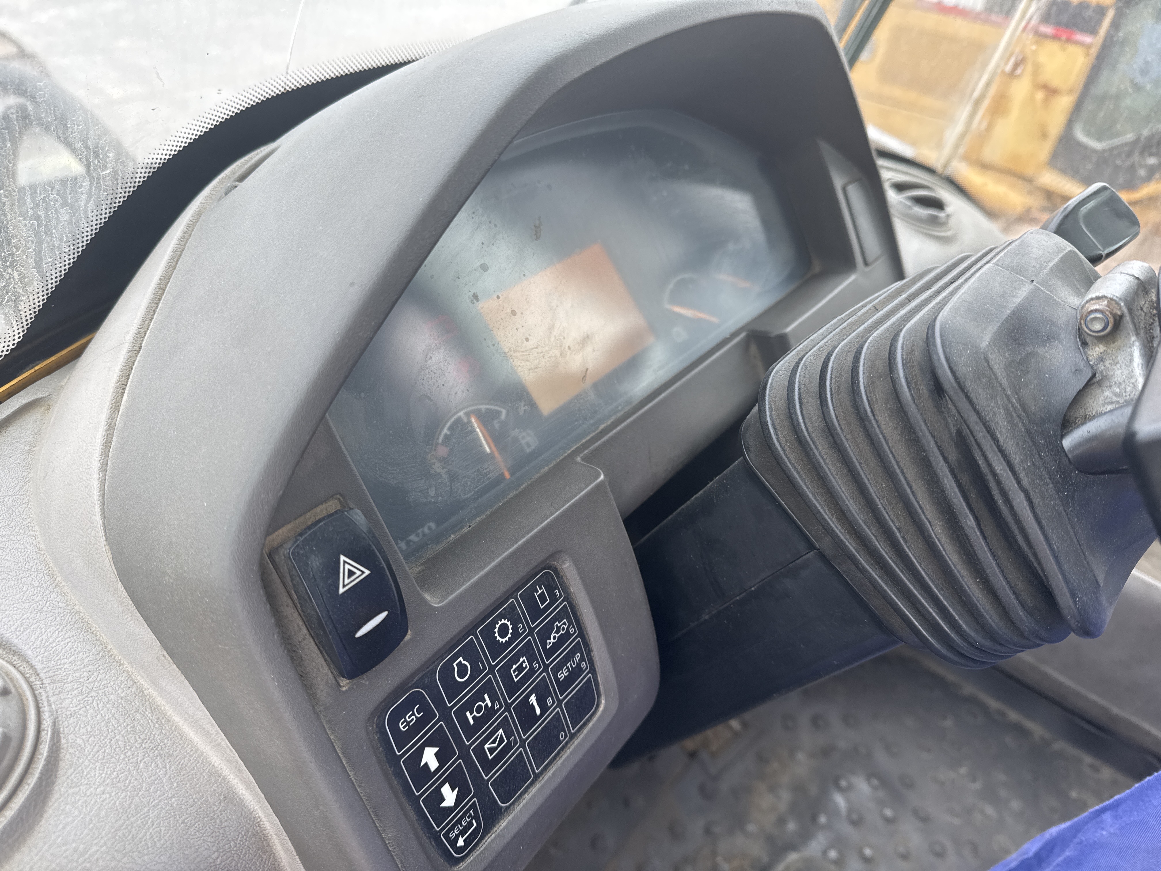 WHL-007-Volvo-L220G-Wheel-loaders-inspection-Cabin-Instrument-cluster-2