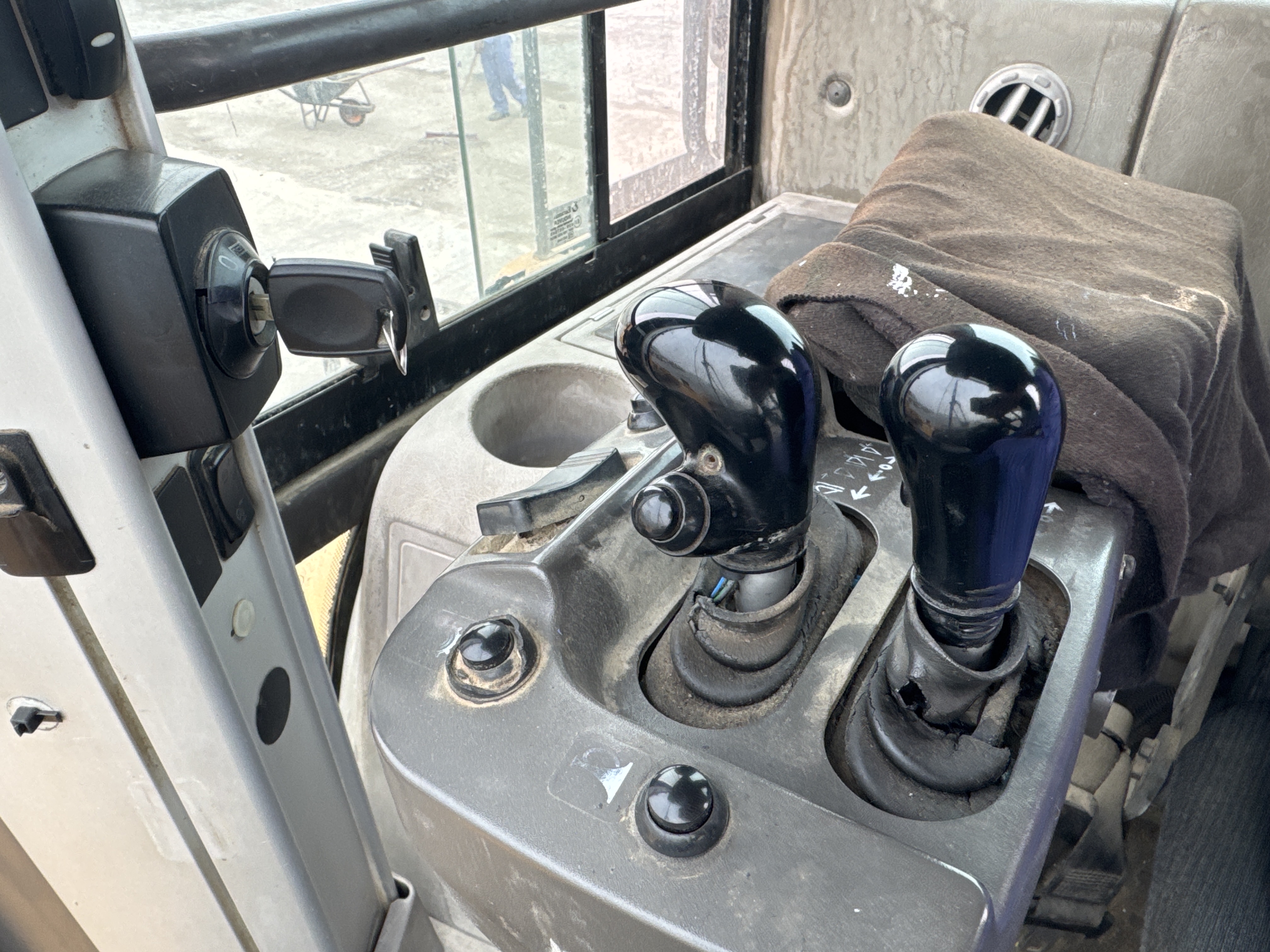 WHL-007-Volvo-L220G-Wheel-loaders-inspection-Cabin-Joysticks-2