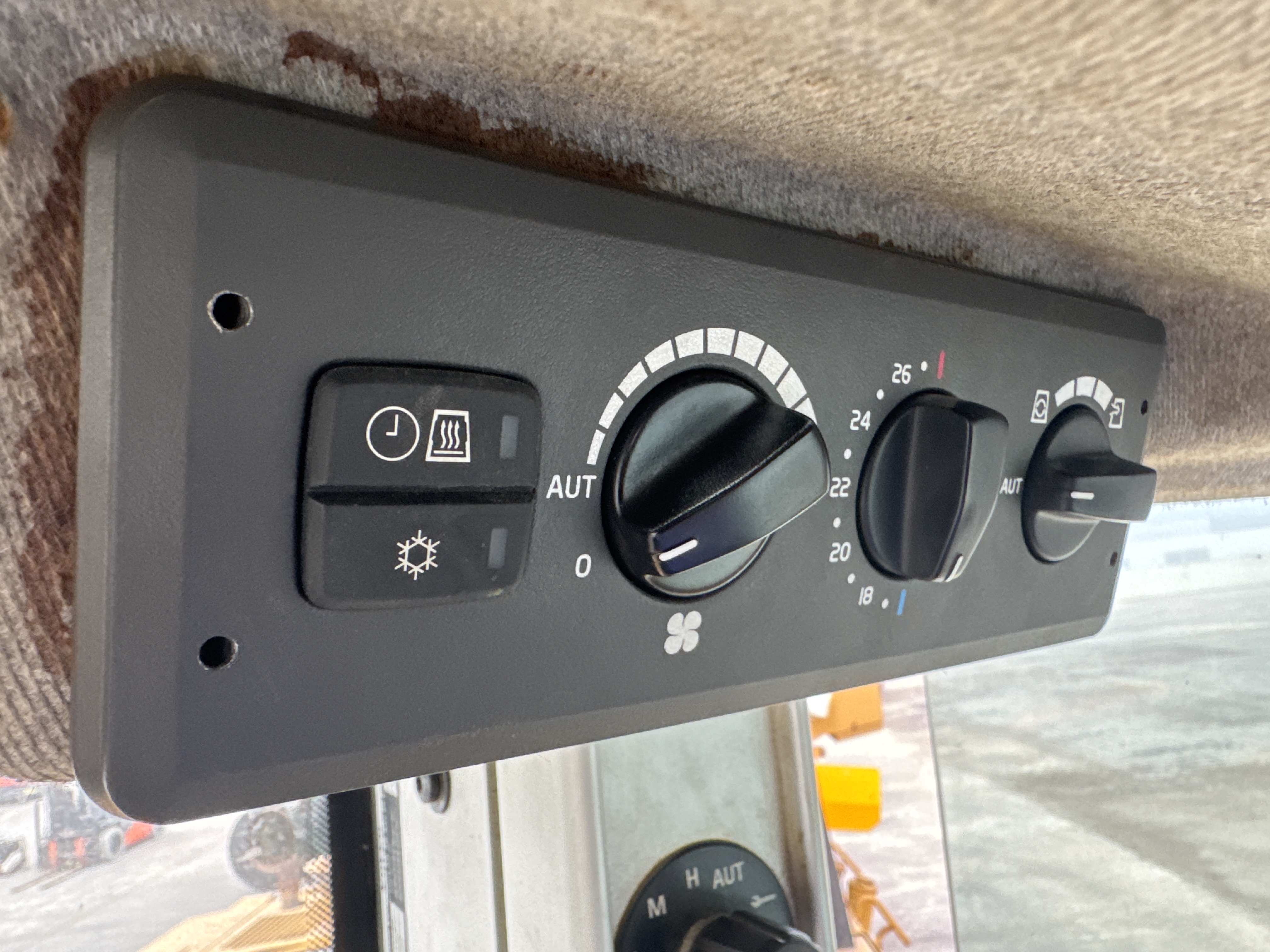 WHL-007-Volvo-L220G-Wheel-loaders-inspection-Cabin-A/C-control-panel-2