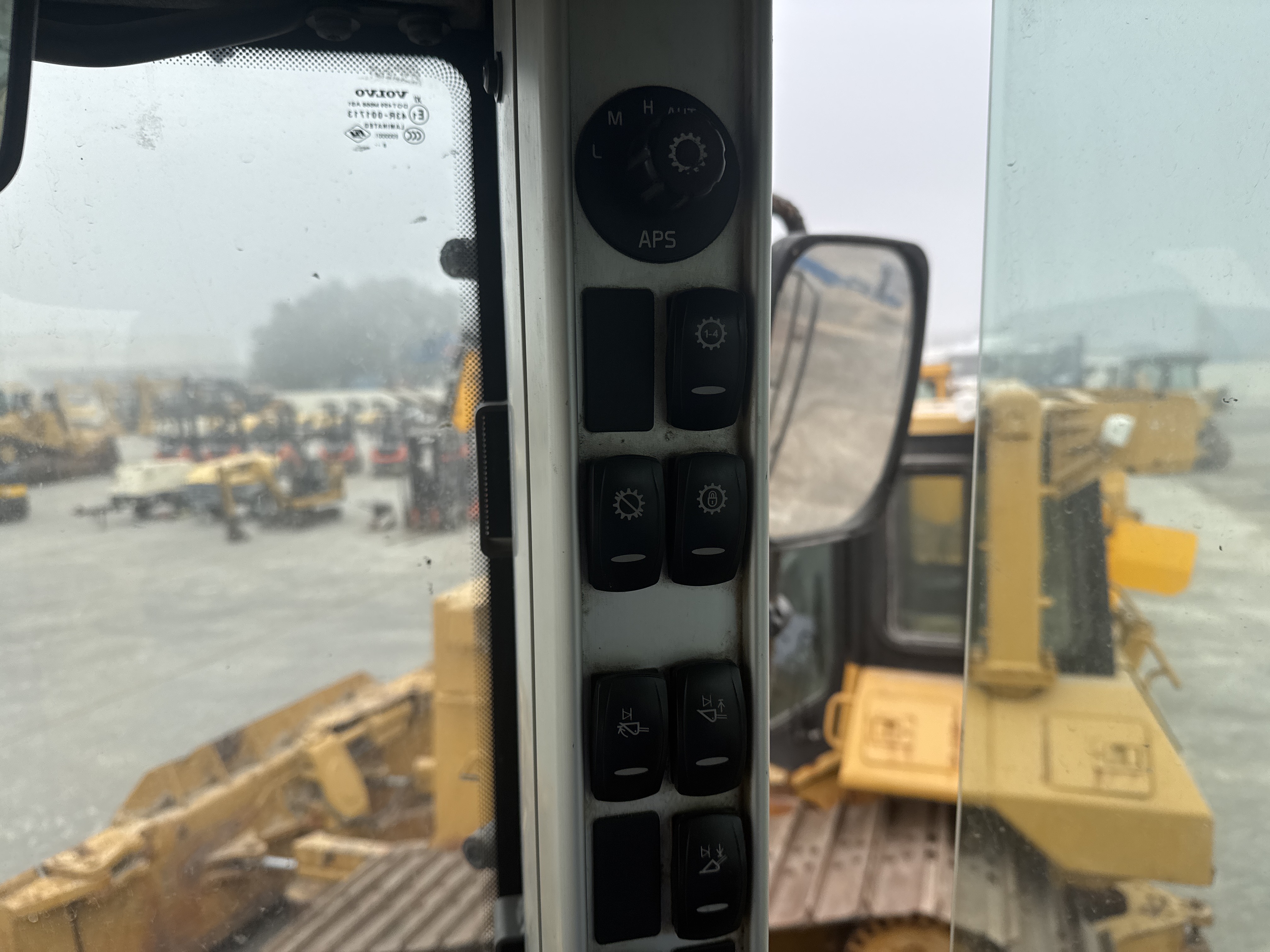 WHL-007-Volvo-L220G-Wheel-loaders-inspection-Cabin-Electronic-instrument-board-2
