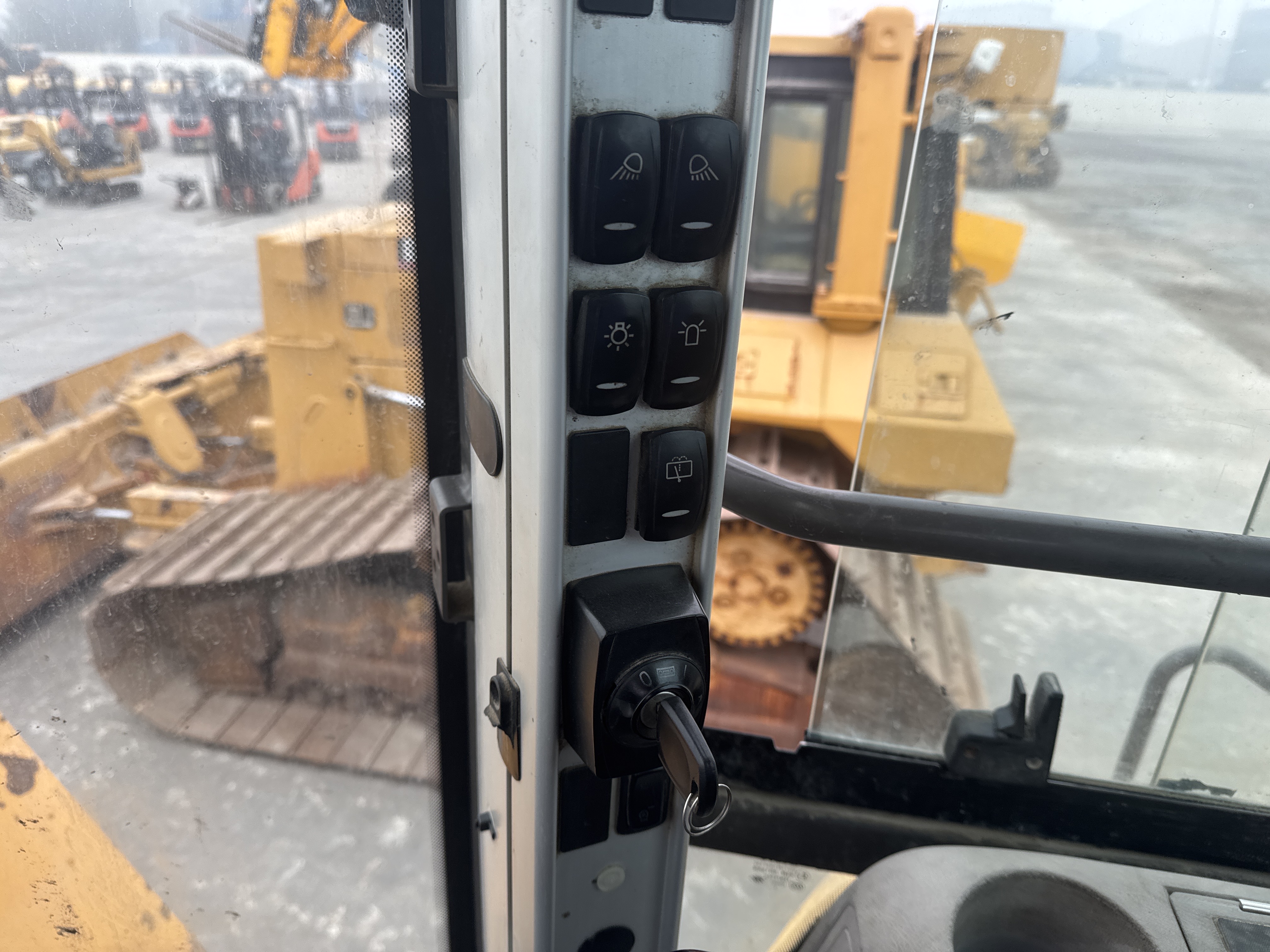 WHL-007-Volvo-L220G-Wheel-loaders-inspection-Cabin-Electronic-instrument-board-2