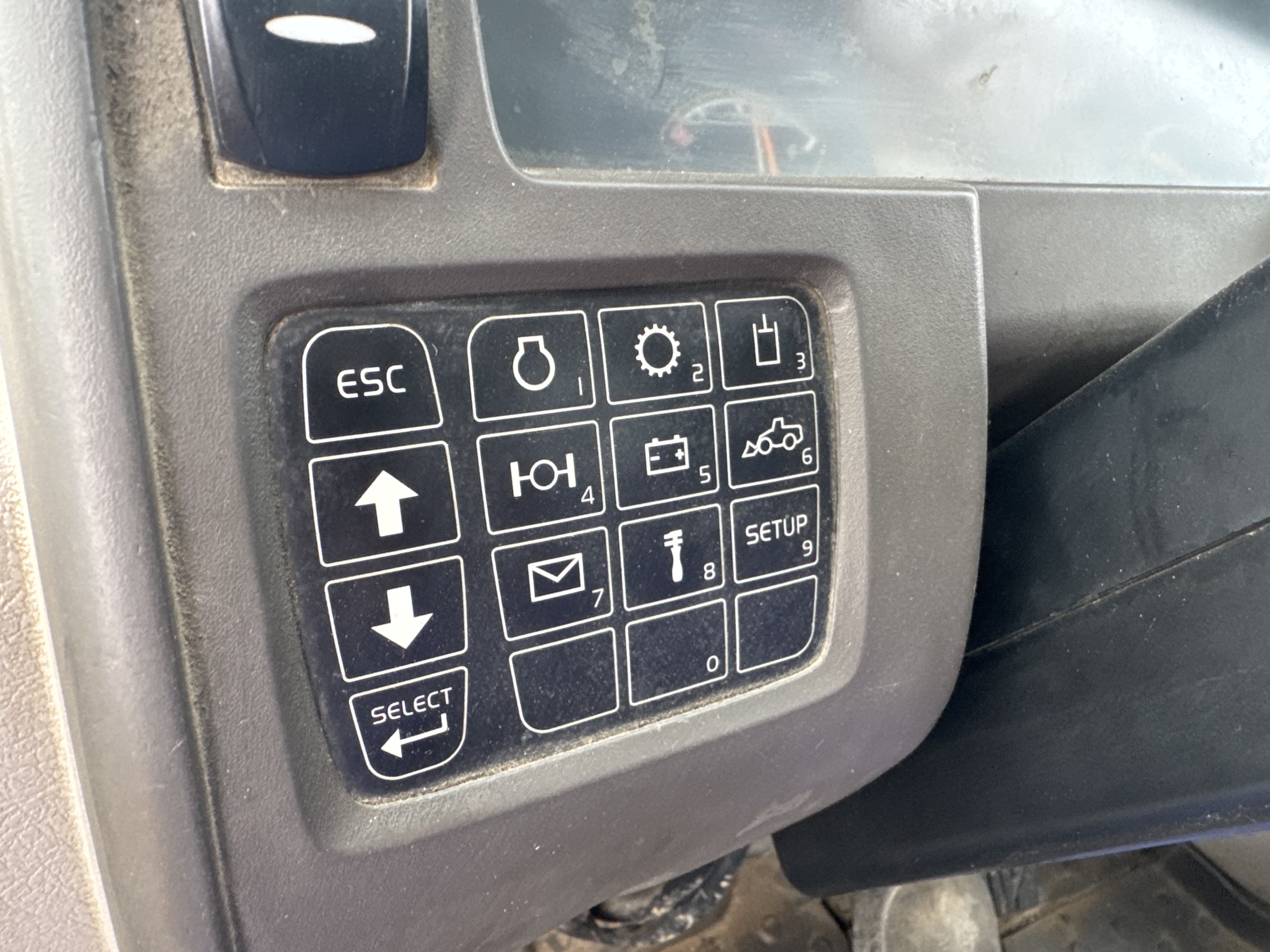 WHL-007-Volvo-L220G-Wheel-loaders-inspection-Cabin-Electronic-instrument-board-2