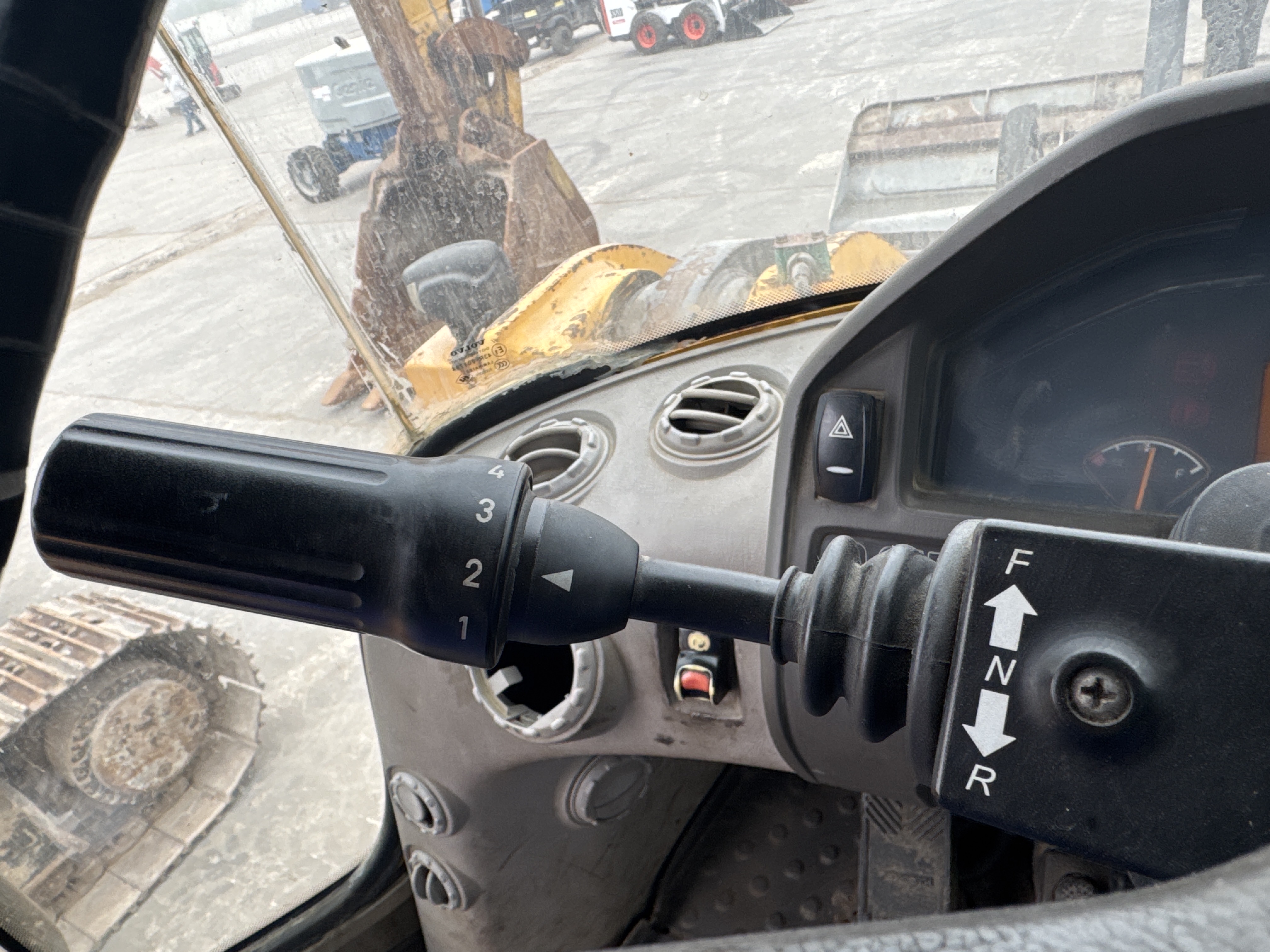 WHL-007-Volvo-L220G-Wheel-loaders-inspection-Cabin-Gear-lever-2