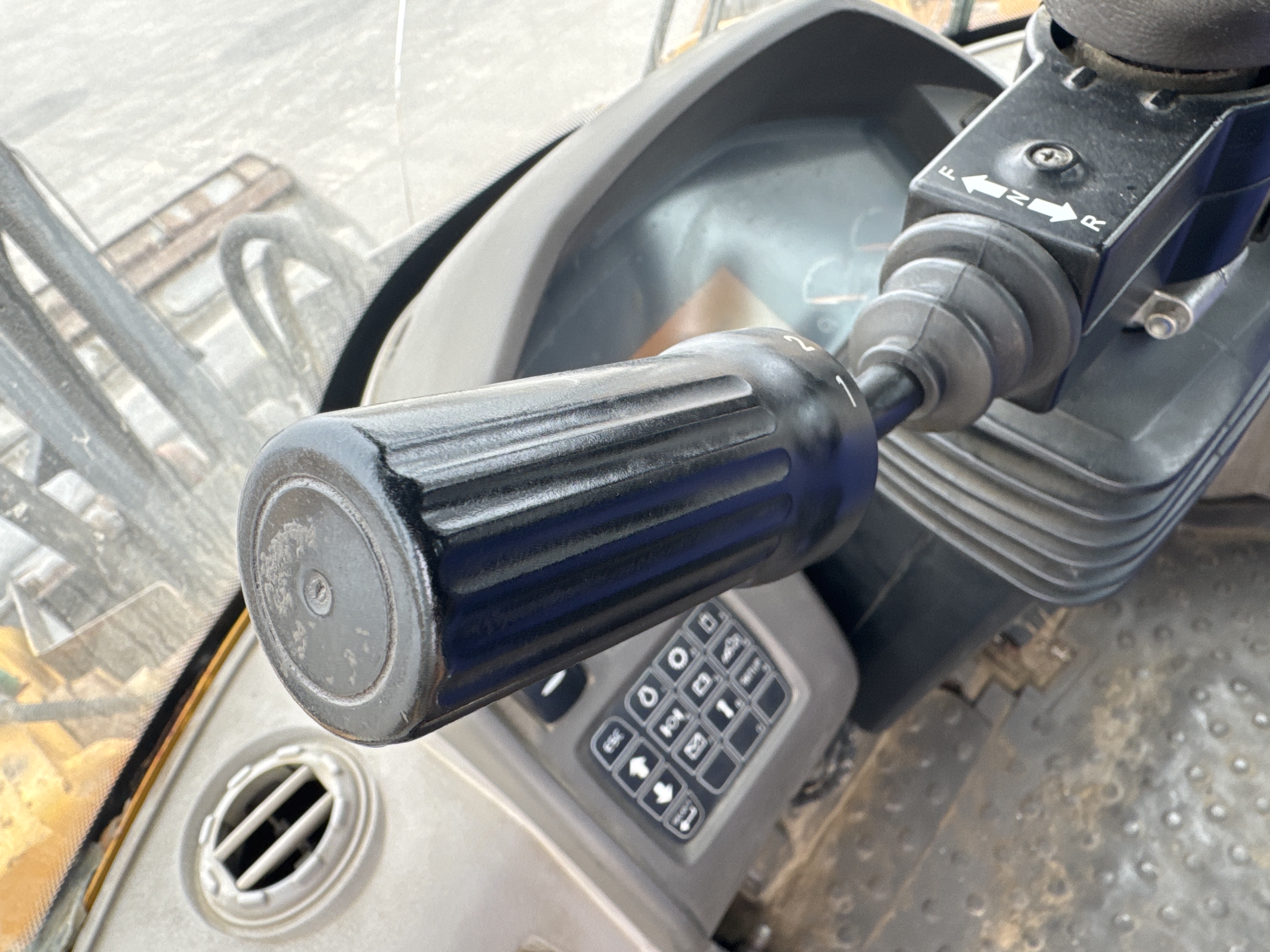 WHL-007-Volvo-L220G-Wheel-loaders-inspection-Cabin-Gear-lever-2