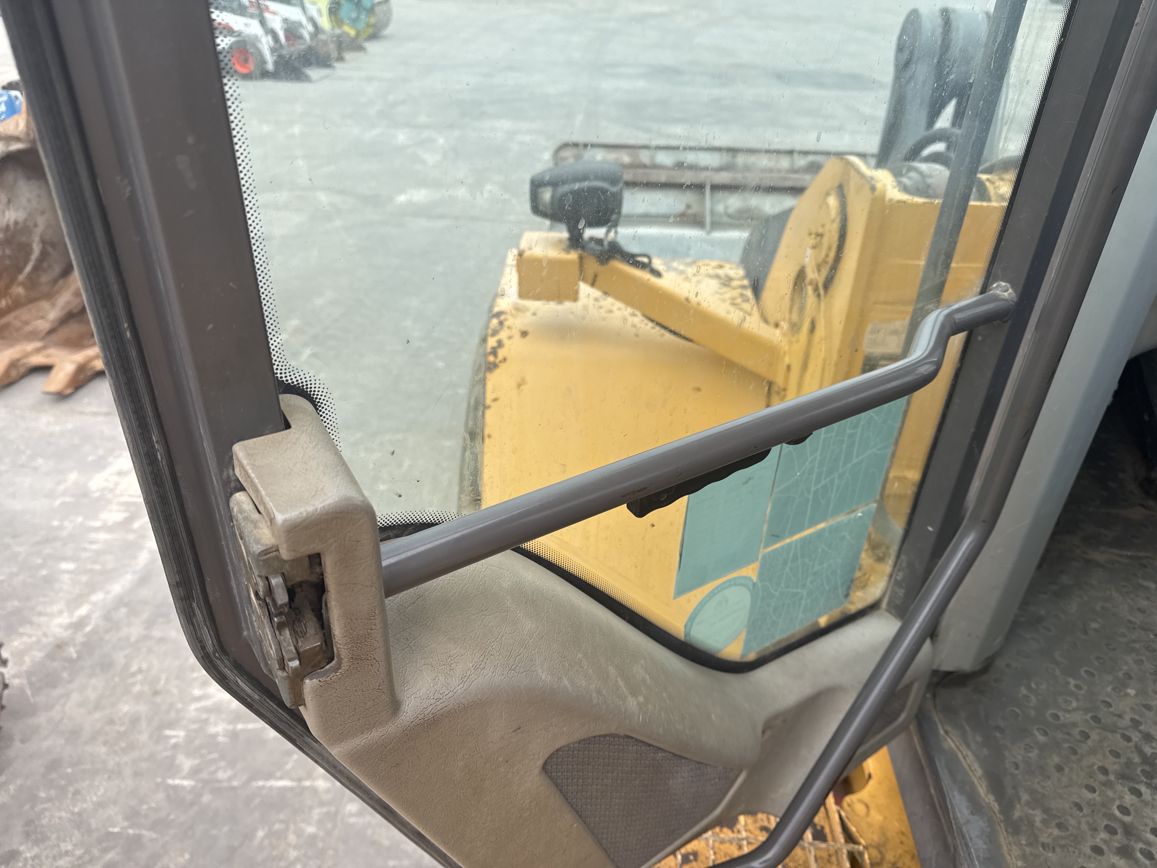 WHL-007-Volvo-L220G-Wheel-loaders-inspection-Cabin-Door-handles-2