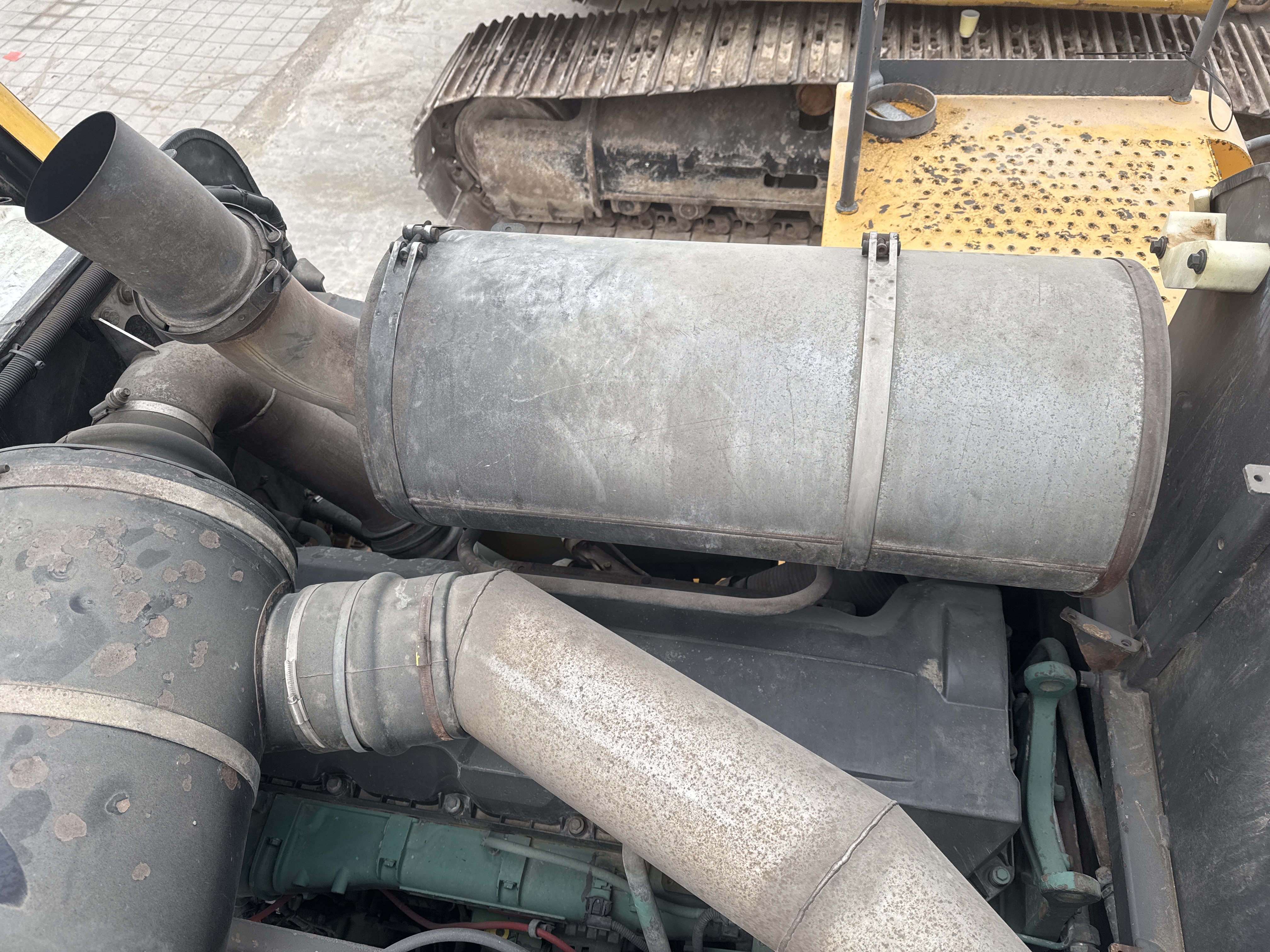 WHL-007-Volvo-L220G-Wheel-loaders-inspection-Engine-Exhaust-system-2