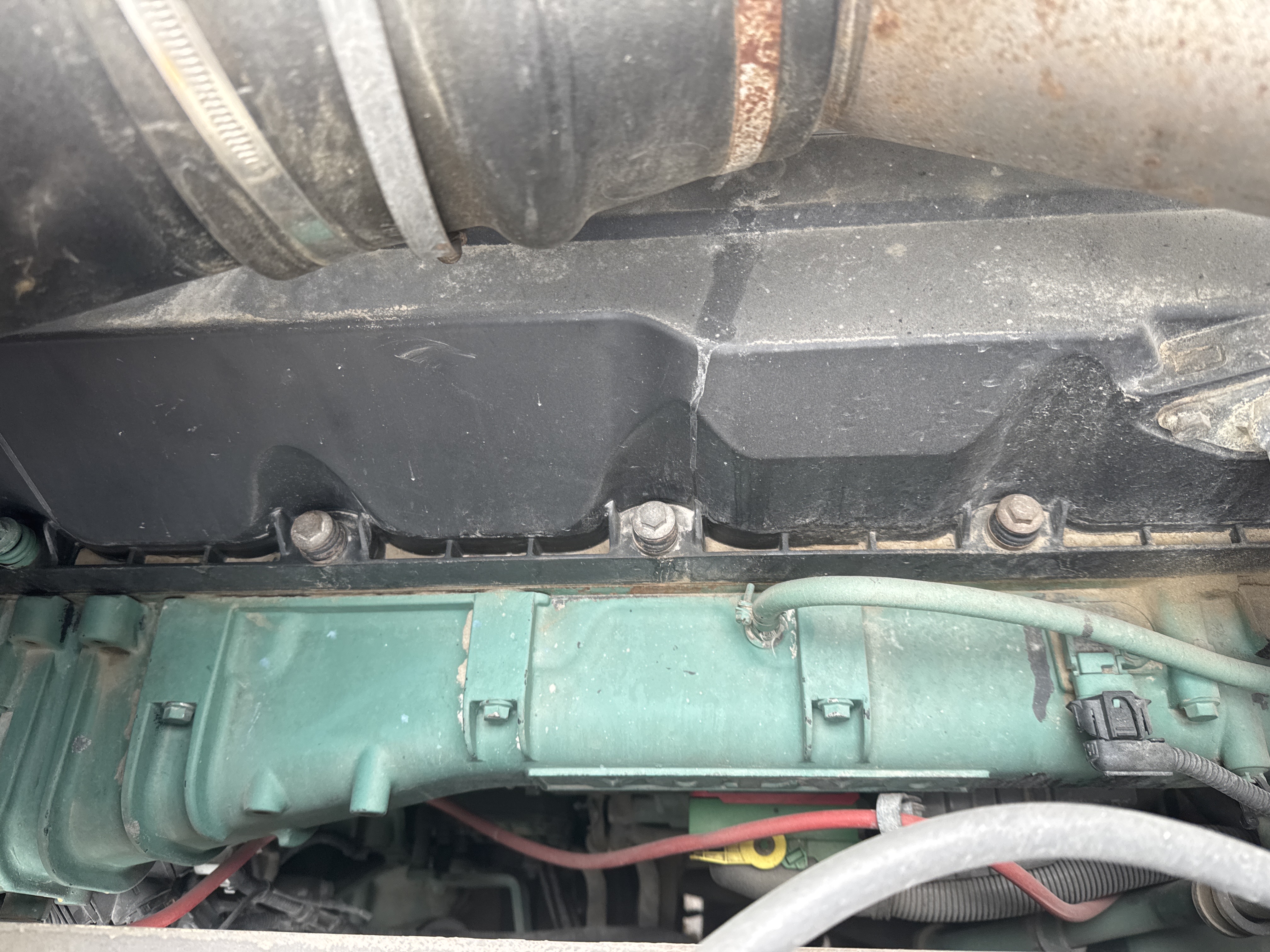 WHL-007-Volvo-L220G-Wheel-loaders-inspection-Engine-Engine-oil-leaks-2