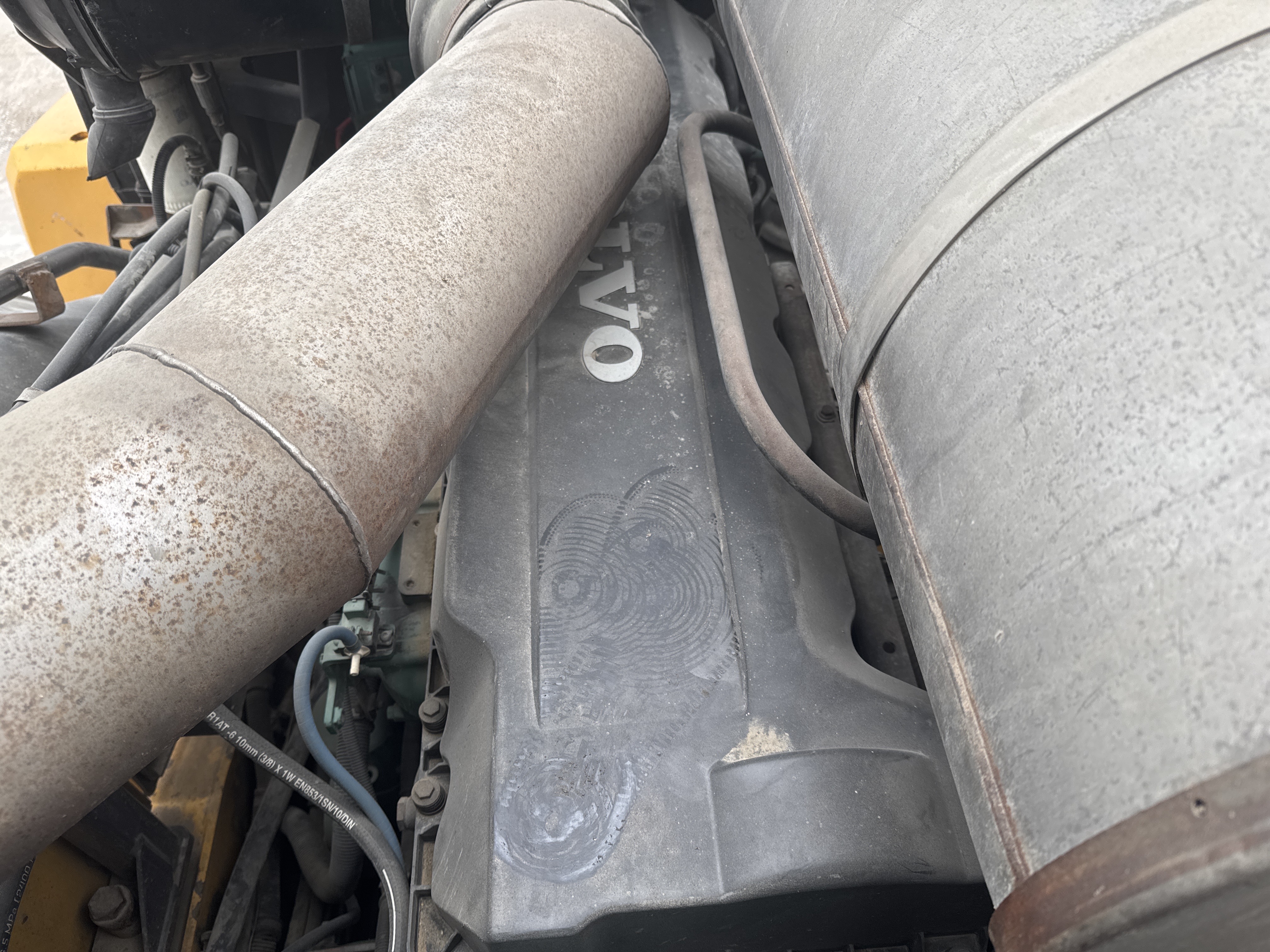 WHL-007-Volvo-L220G-Wheel-loaders-inspection-Engine-Engine-oil-leaks-2