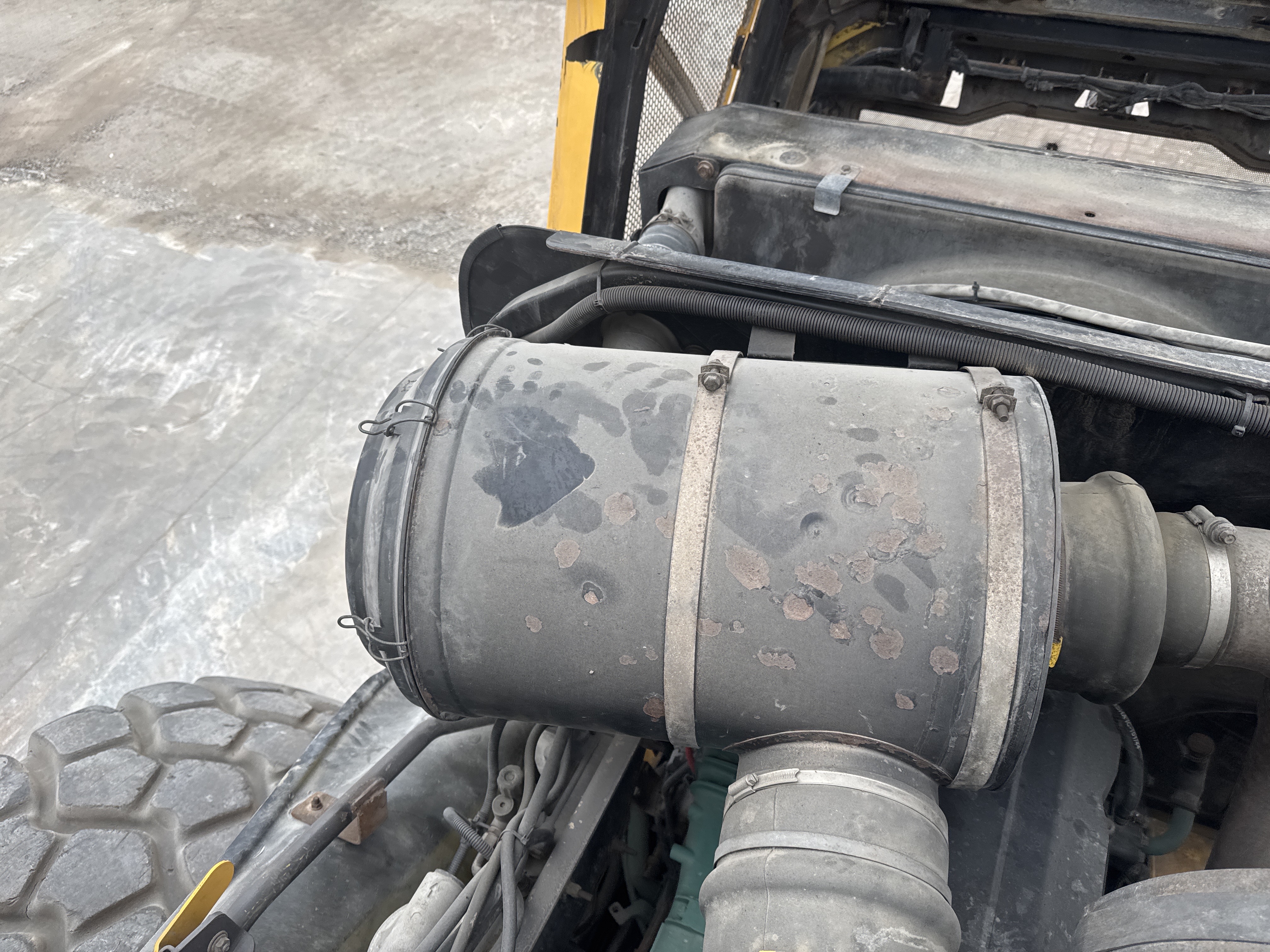 WHL-007-Volvo-L220G-Wheel-loaders-inspection-Engine-Air-intake-system-2