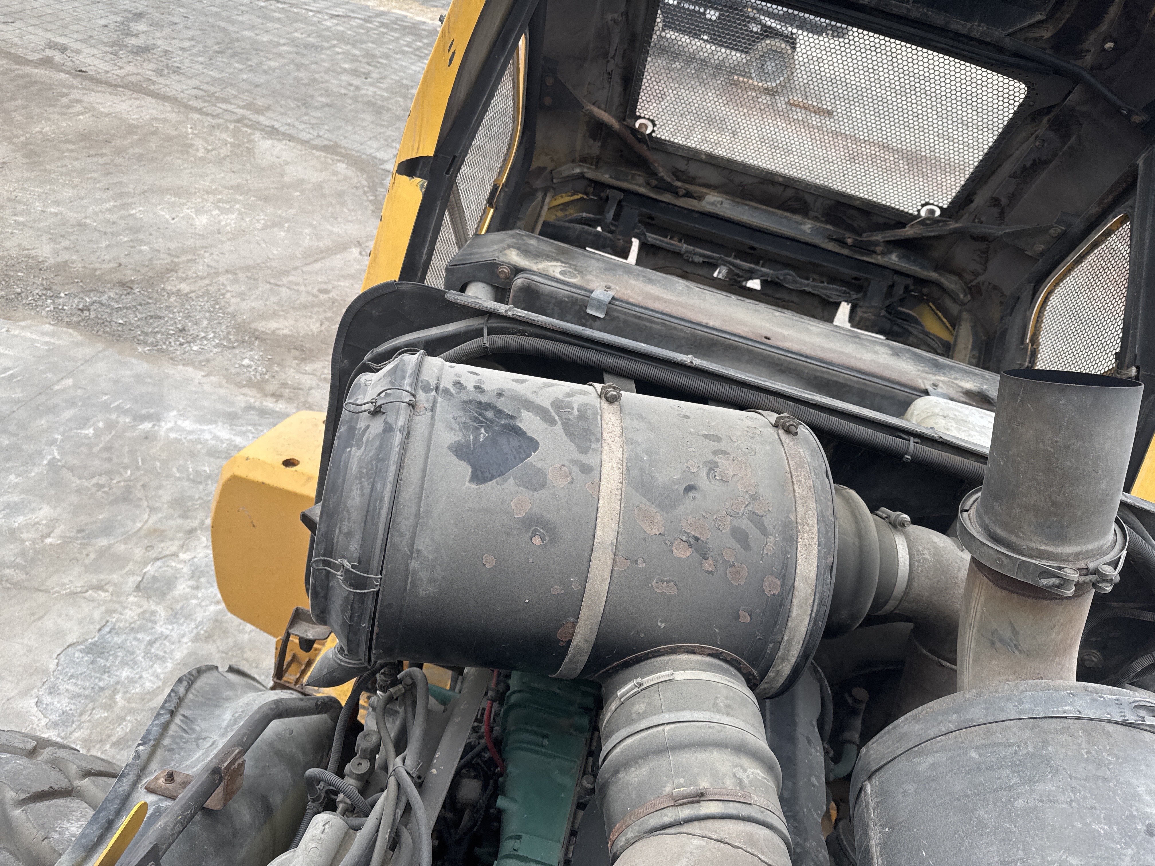 WHL-007-Volvo-L220G-Wheel-loaders-inspection-Engine-Air-intake-system-2